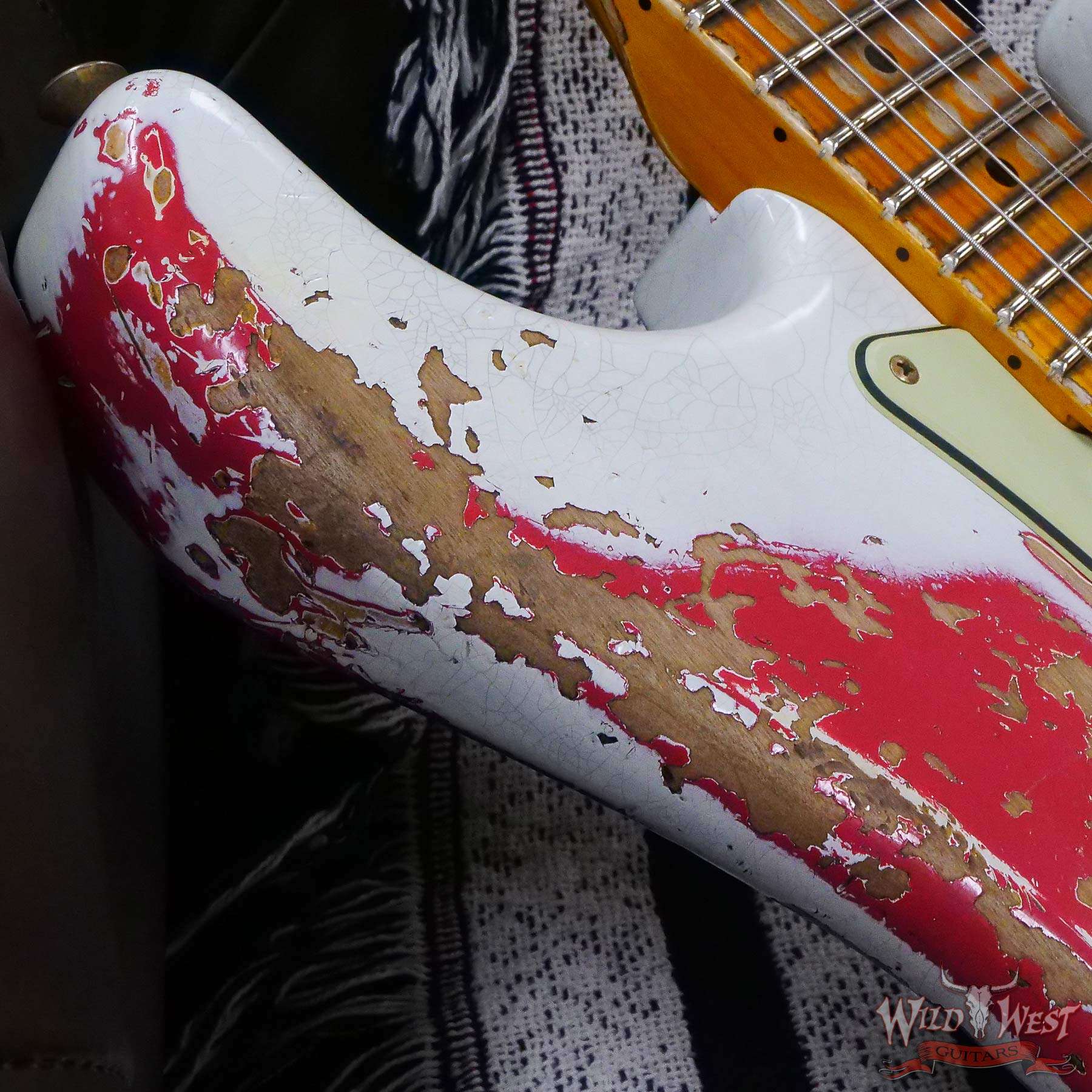 fendercs-wl-fr-hsh-r131034-d4__wwg.jpg Fender Custom Shop Wild West White Lightning Stratocaster HSH Floyd Rose Maple Board 22 Frets Heavy Relic Fiesta Red 7.60 Pounds - Image 9