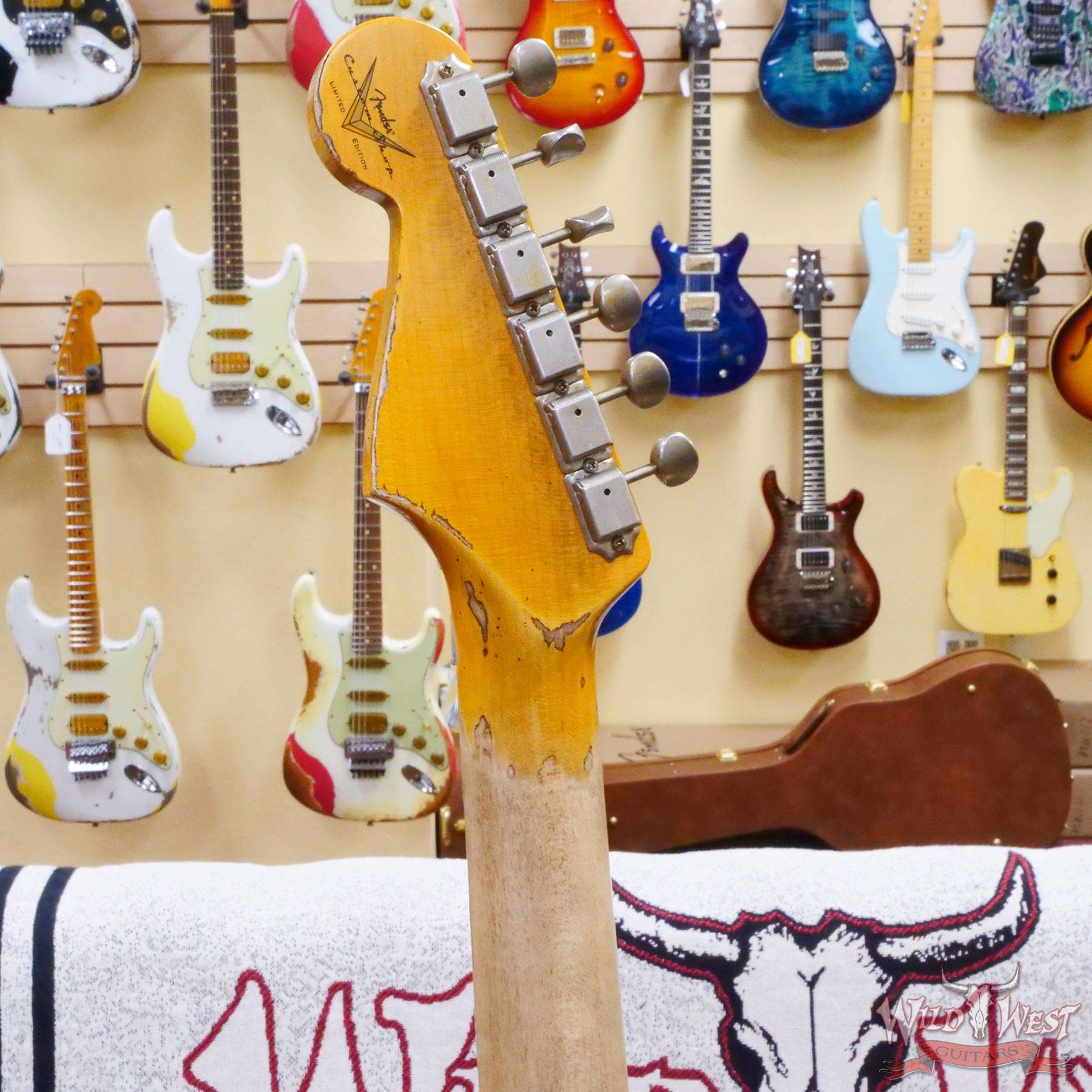 fendercs-wl-fr-hsh-r131034-d6__wwg.jpg Fender Custom Shop Wild West White Lightning Stratocaster HSH Floyd Rose Maple Board 22 Frets Heavy Relic Fiesta Red 7.60 Pounds - Image 11