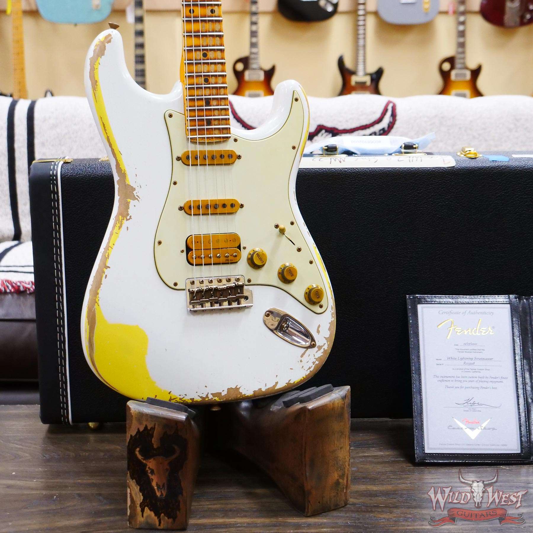 fendercs-wl2-mn22-gfy-r115328-d3__wwg.jpg Fender Custom Shop Wild West White Lightning 2.0 Stratocaster HSS Maple Board 22 Frets Heavy Relic Graffiti Yellow - Image 8
