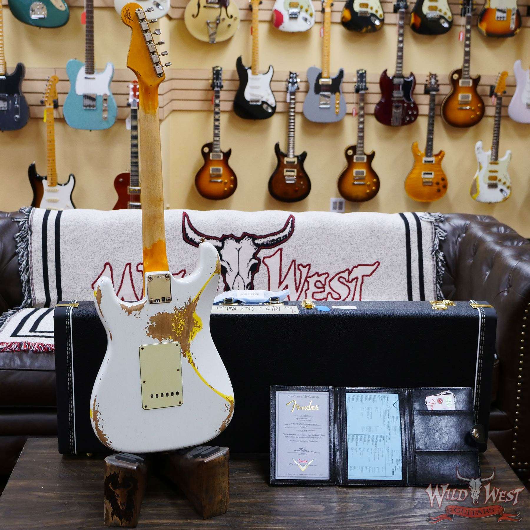 fendercs-wl2-mn22-gfy-r115328-d4__wwg.jpg Fender Custom Shop Wild West White Lightning 2.0 Stratocaster HSS Maple Board 22 Frets Heavy Relic Graffiti Yellow - Image 9