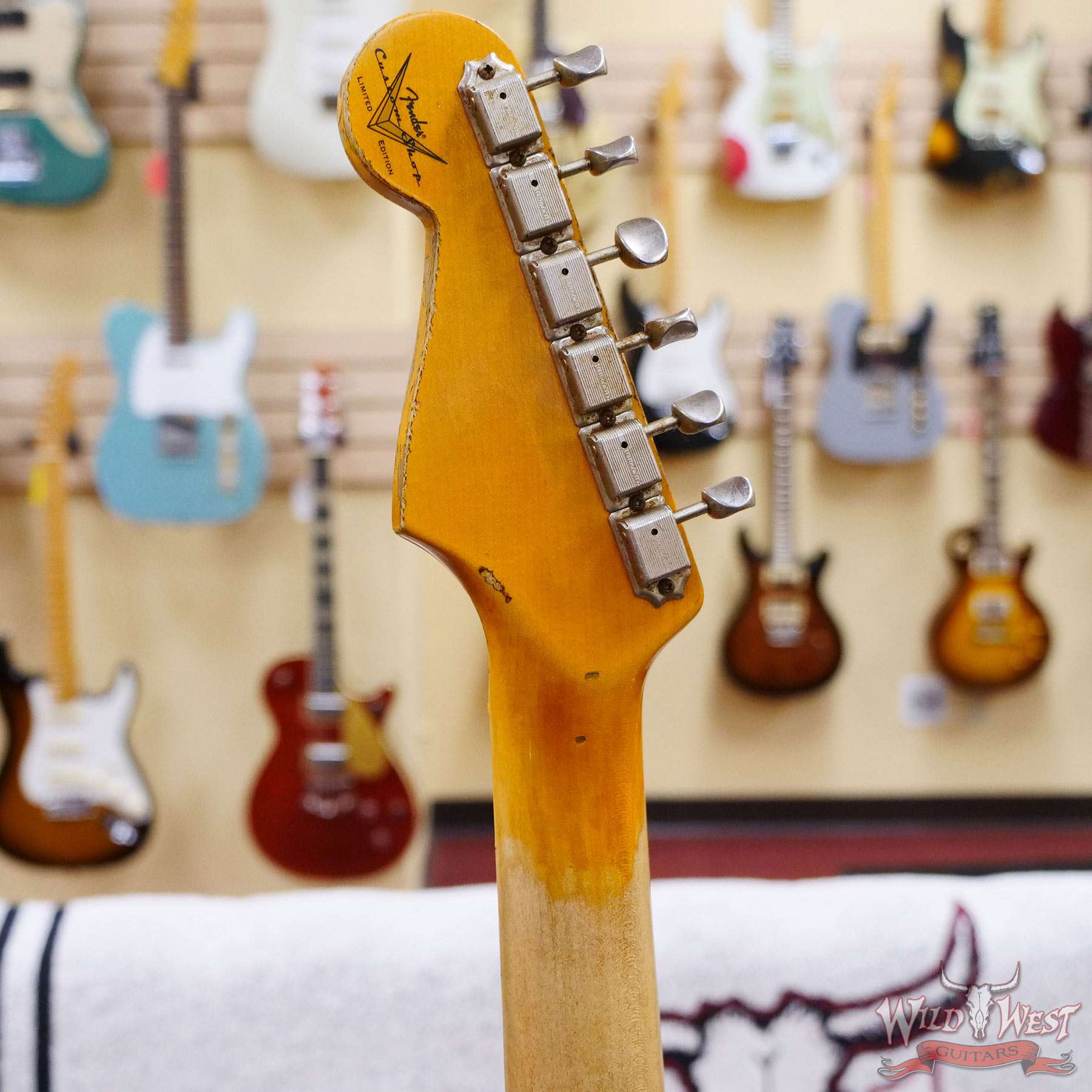 fendercs-wl2-mn22-gfy-r115328-d5__wwg.jpg Fender Custom Shop Wild West White Lightning 2.0 Stratocaster HSS Maple Board 22 Frets Heavy Relic Graffiti Yellow - Image 10