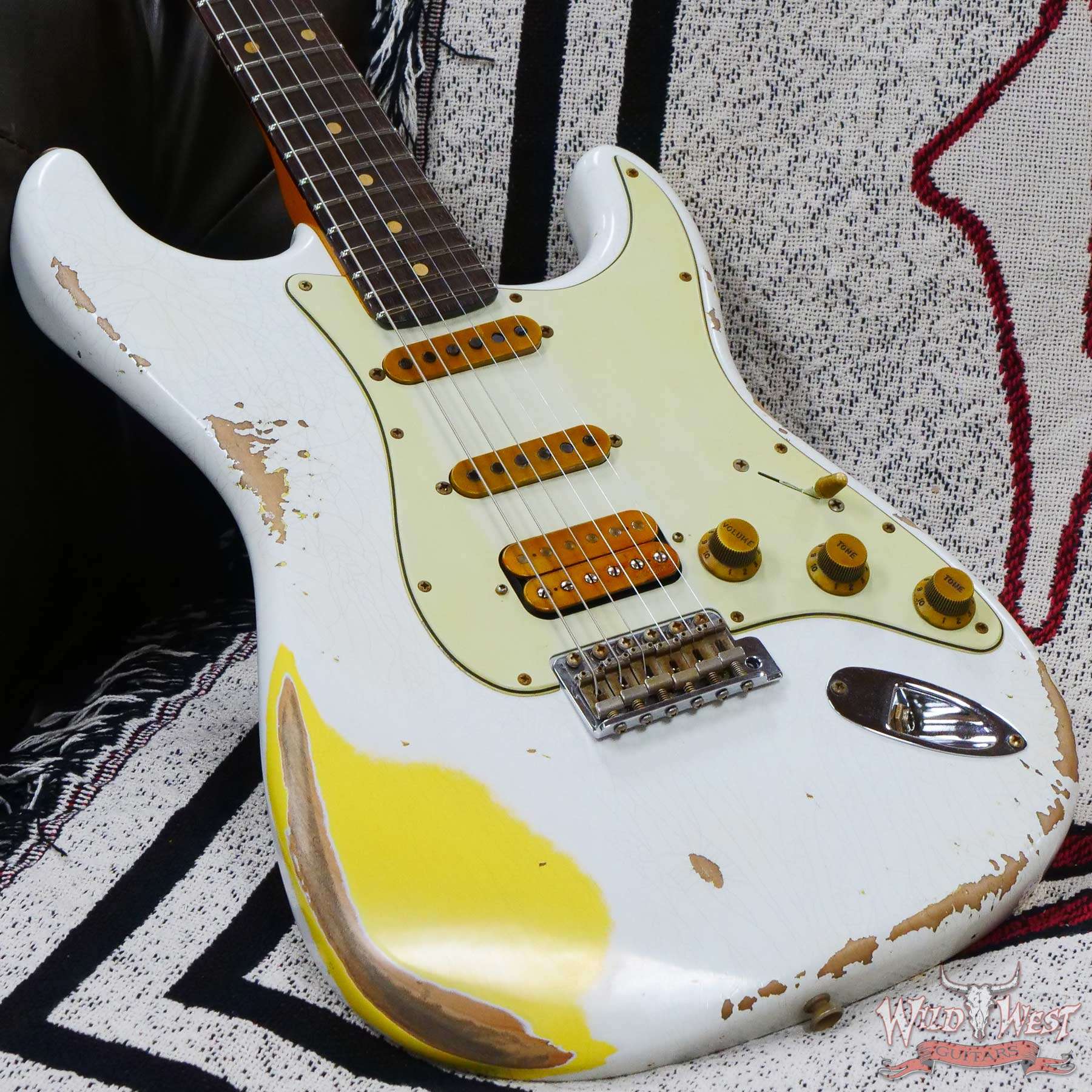 fendercs-wl2-r114464-d3__wwg.jpg Fender Custom Shop Wild West White Lightning 2.0 Stratocaster HSS Rosewood Board 22 Frets Heavy Relic Graffiti Yellow - Image 8