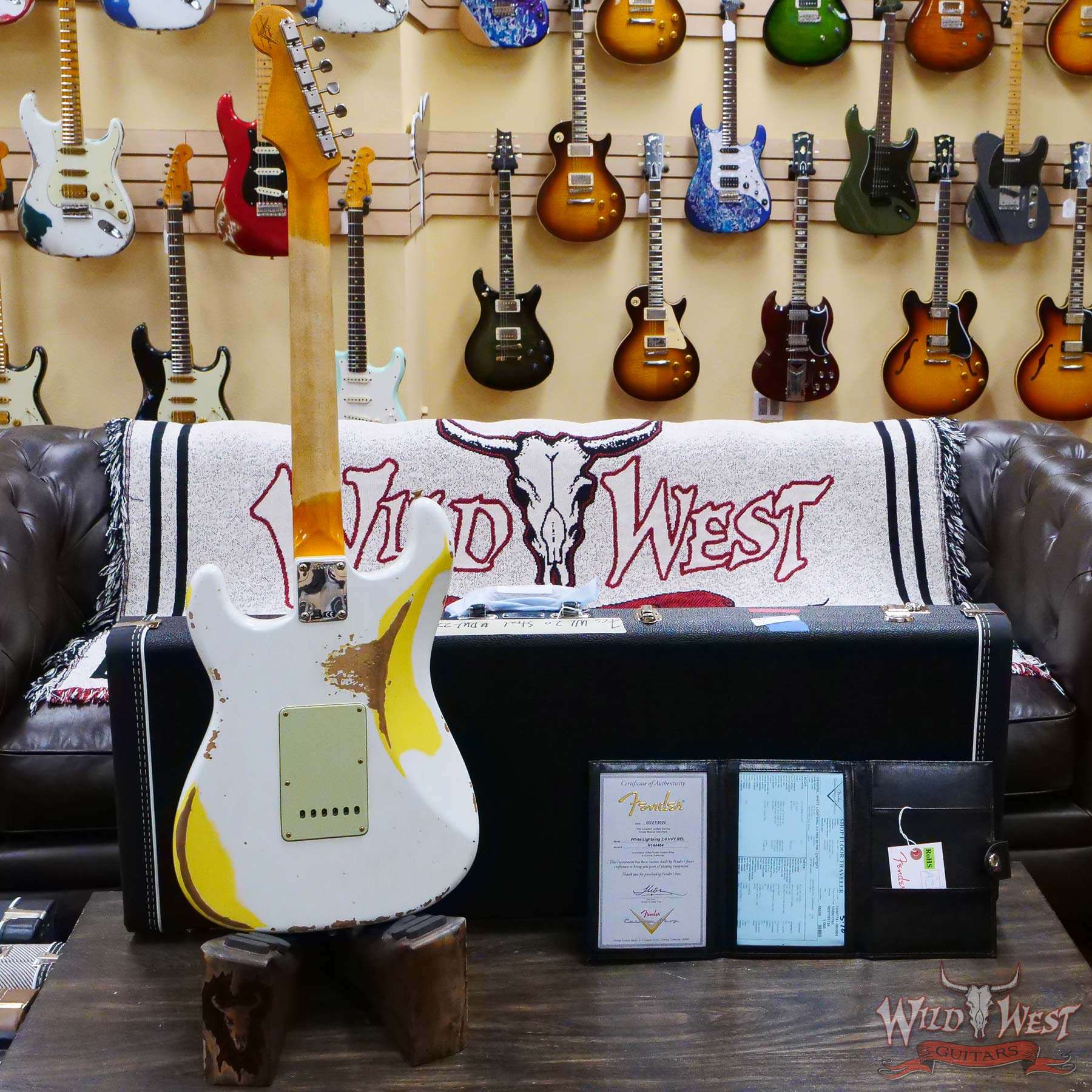 fendercs-wl2-r114464-d5__wwg.jpg Fender Custom Shop Wild West White Lightning 2.0 Stratocaster HSS Rosewood Board 22 Frets Heavy Relic Graffiti Yellow - Image 10