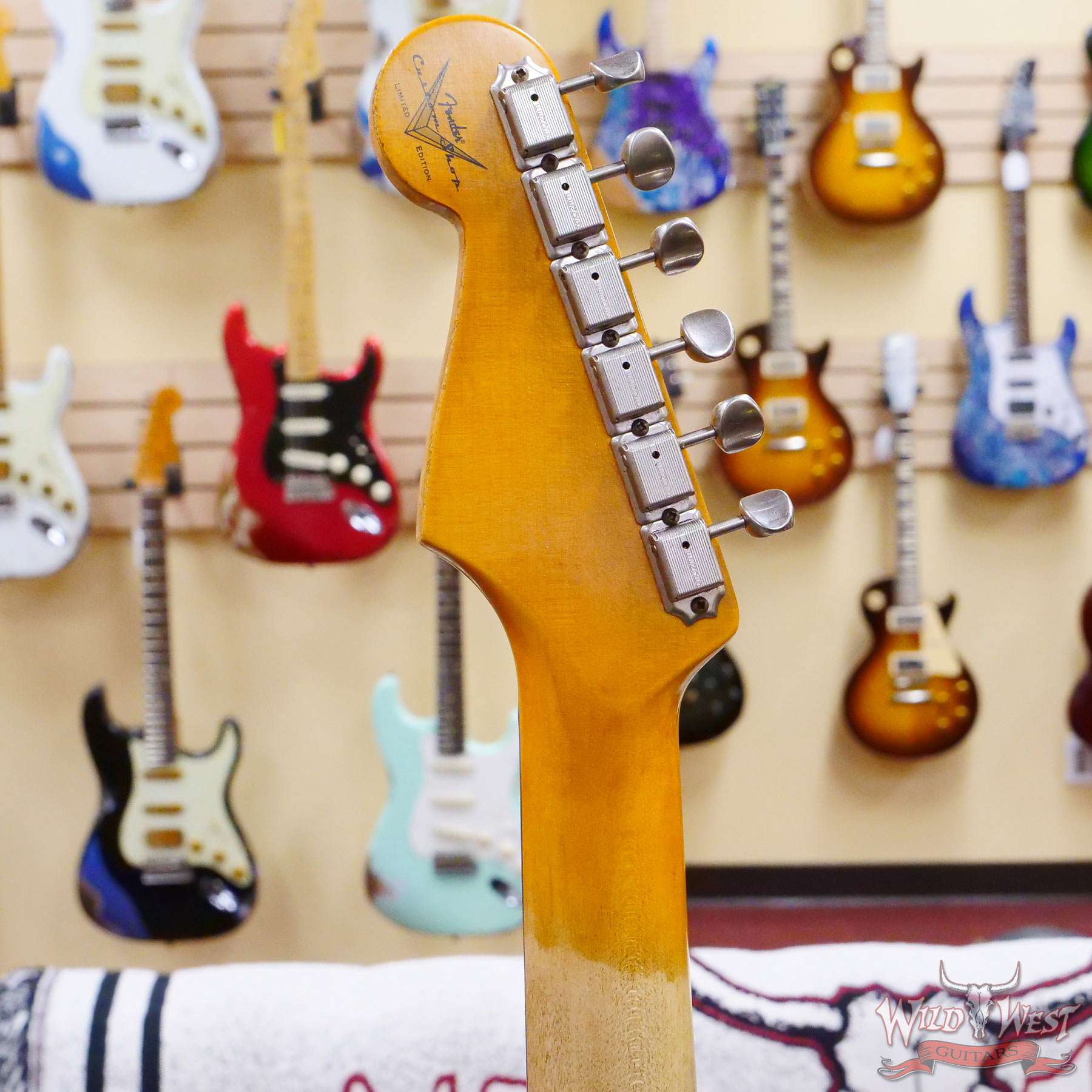 fendercs-wl2-r114464-d6__wwg.jpg Fender Custom Shop Wild West White Lightning 2.0 Stratocaster HSS Rosewood Board 22 Frets Heavy Relic Graffiti Yellow - Image 11