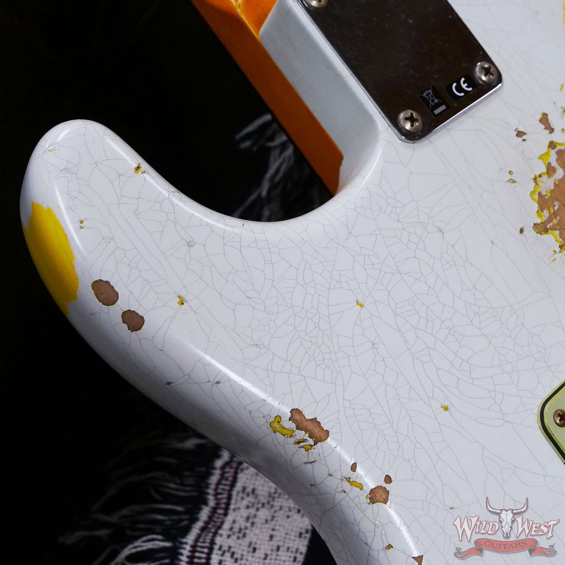 fendercs-wl2-r114464-d8__wwg.jpg Fender Custom Shop Wild West White Lightning 2.0 Stratocaster HSS Rosewood Board 22 Frets Heavy Relic Graffiti Yellow - Image 13