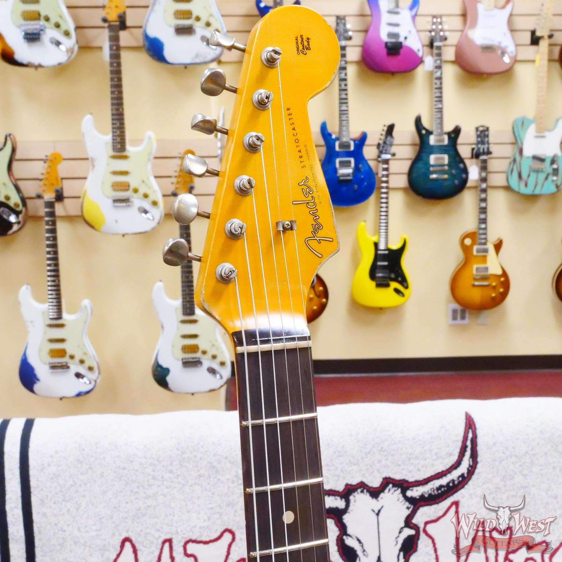 fendercs-wl20-rw22-ppsly-r131000-d2__wwg.jpg Fender Custom Shop Wild West White Lightning 2.0 Stratocaster HSS Rosewood Board 22 Frets Heavy Relic Pink Paisley - Image 7