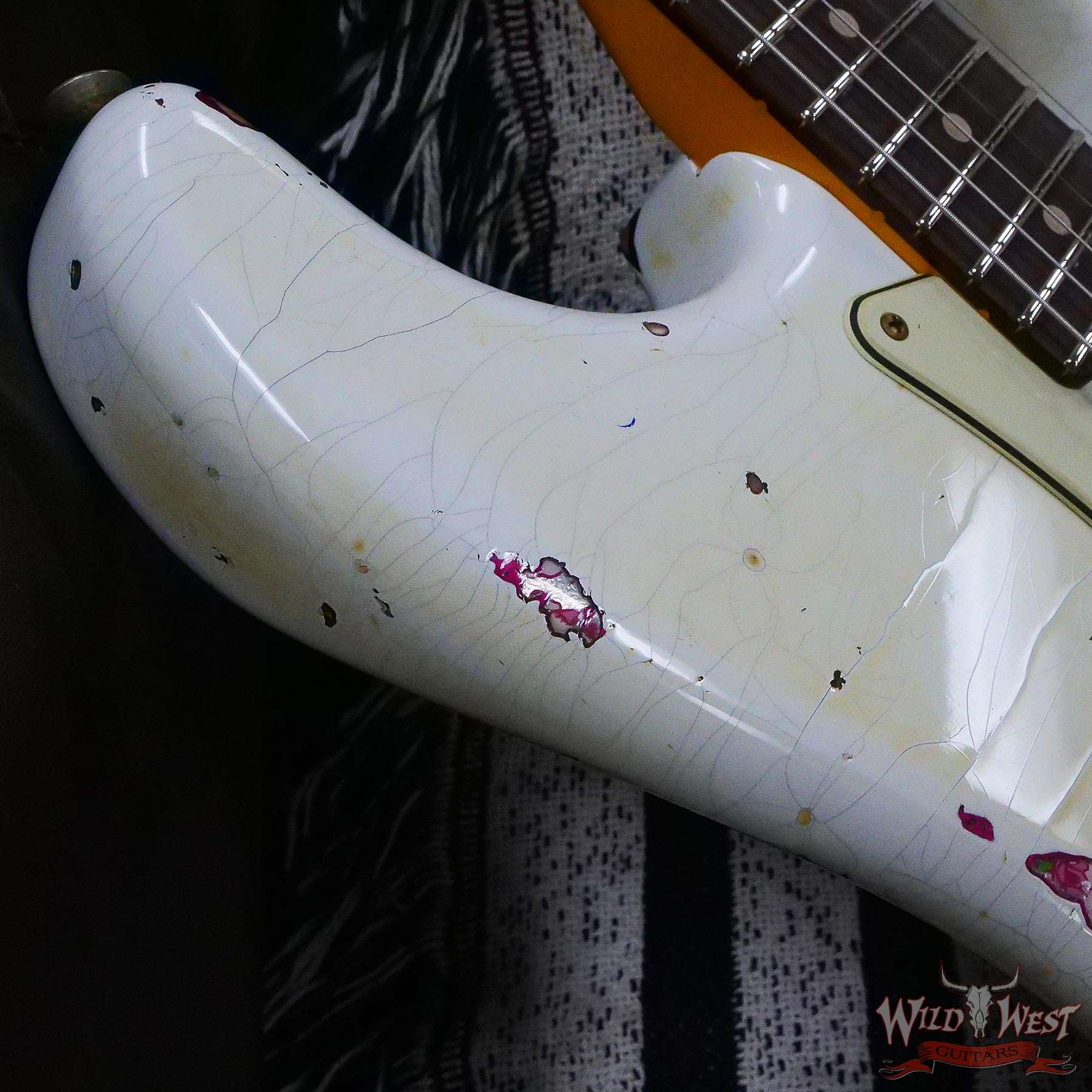 fendercs-wl20-rw22-ppsly-r131000-d4__wwg.jpg Fender Custom Shop Wild West White Lightning 2.0 Stratocaster HSS Rosewood Board 22 Frets Heavy Relic Pink Paisley - Image 9