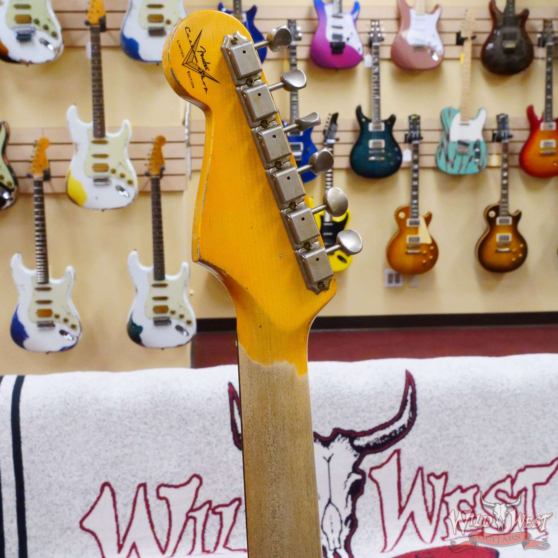 fendercs-wl20-rw22-ppsly-r131000-d7__wwg.jpg Fender Custom Shop Wild West White Lightning 2.0 Stratocaster HSS Rosewood Board 22 Frets Heavy Relic Pink Paisley - Image 12