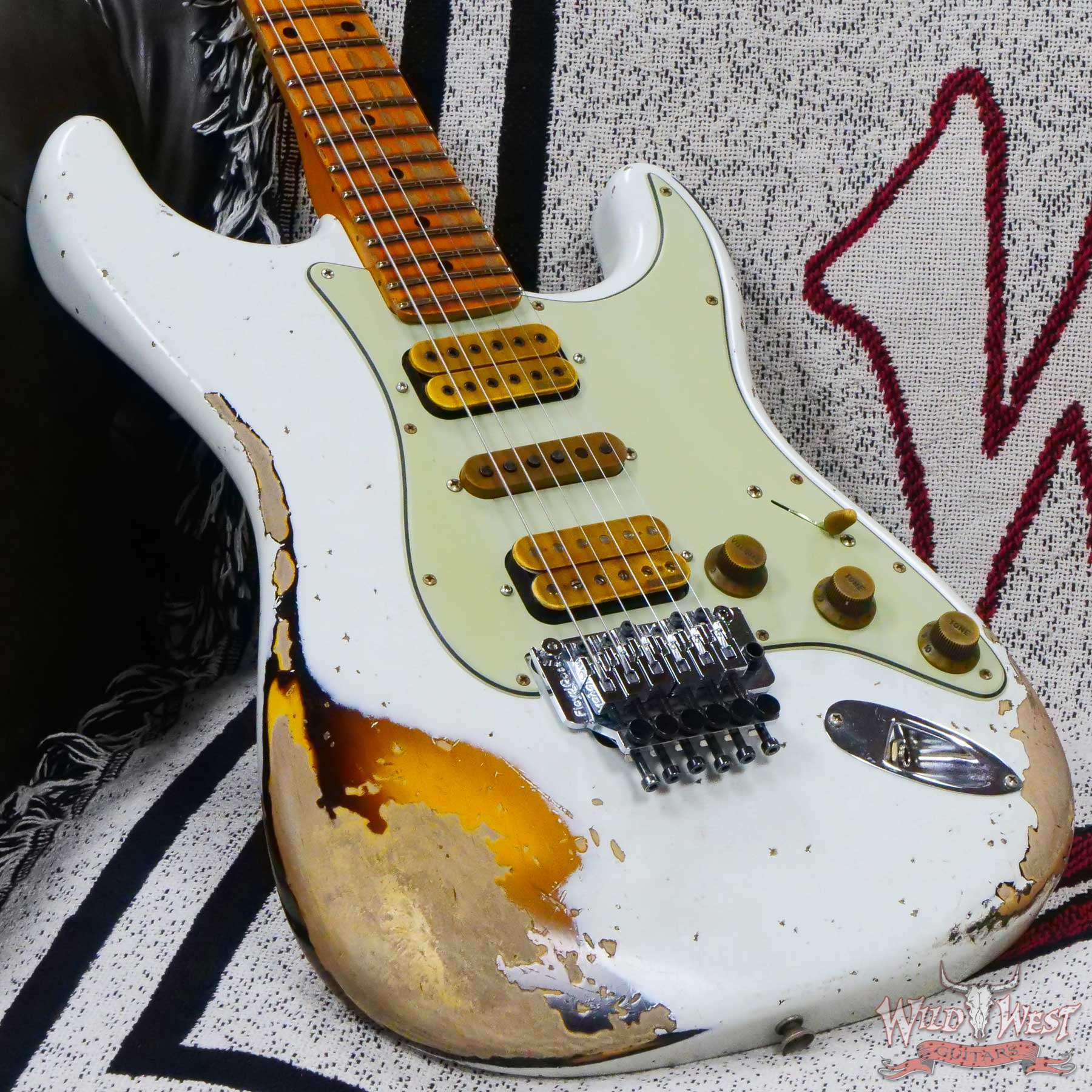 fendercs-wlfr-2ts-mn22-r129707-d3__wwg.jpg Fender Custom Shop Wild West White Lightning Stratocaster HSH Floyd Rose Maple Board Heavy Relic Olympic White over 2 Tone Sunburst - Image 8