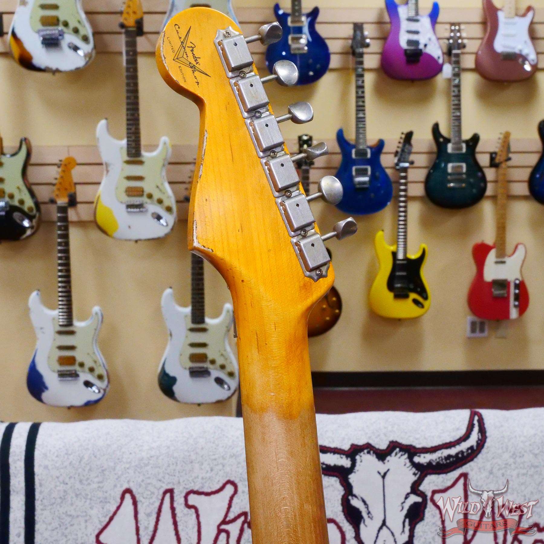 fendercs-wlfr-2ts-mn22-r129707-d6__wwg.jpg Fender Custom Shop Wild West White Lightning Stratocaster HSH Floyd Rose Maple Board Heavy Relic Olympic White over 2 Tone Sunburst - Image 11