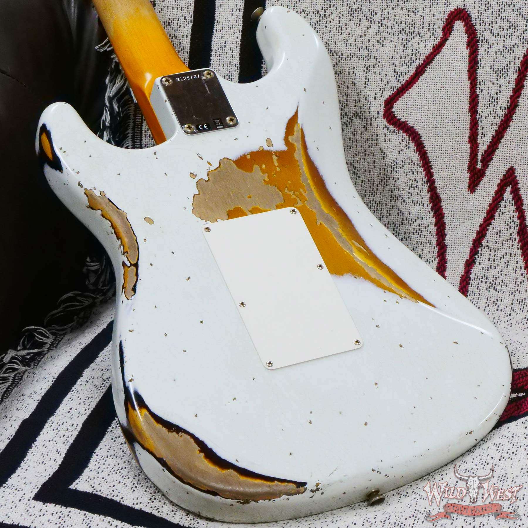 fendercs-wlfr-2ts-mn22-r129707-d7__wwg.jpg Fender Custom Shop Wild West White Lightning Stratocaster HSH Floyd Rose Maple Board Heavy Relic Olympic White over 2 Tone Sunburst - Image 12