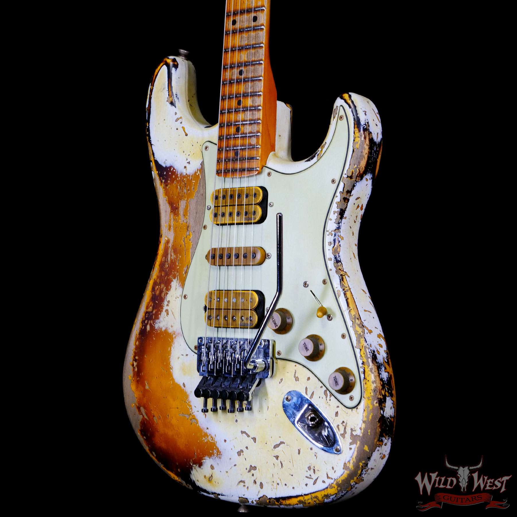 fendercs-wlfr-hsh-mn-r130931-br__wwg.jpg Fender Custom Shop Wild West White Lightning Stratocaster HSH Floyd Rose Maple Fingerboard Heavy Relic Olympic White over 2 Tone Sunburst - Image 2