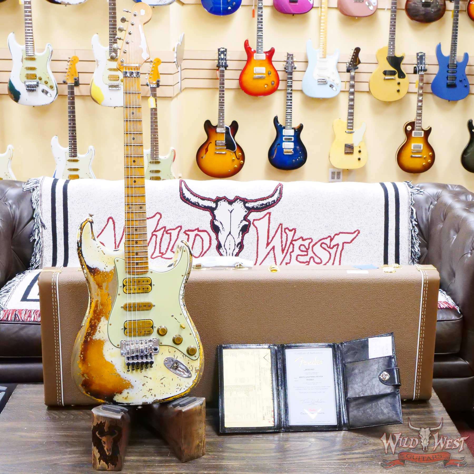 fendercs-wlfr-hsh-mn-r130931-d1__wwg.jpg Fender Custom Shop Wild West White Lightning Stratocaster HSH Floyd Rose Maple Fingerboard Heavy Relic Olympic White over 2 Tone Sunburst - Image 6