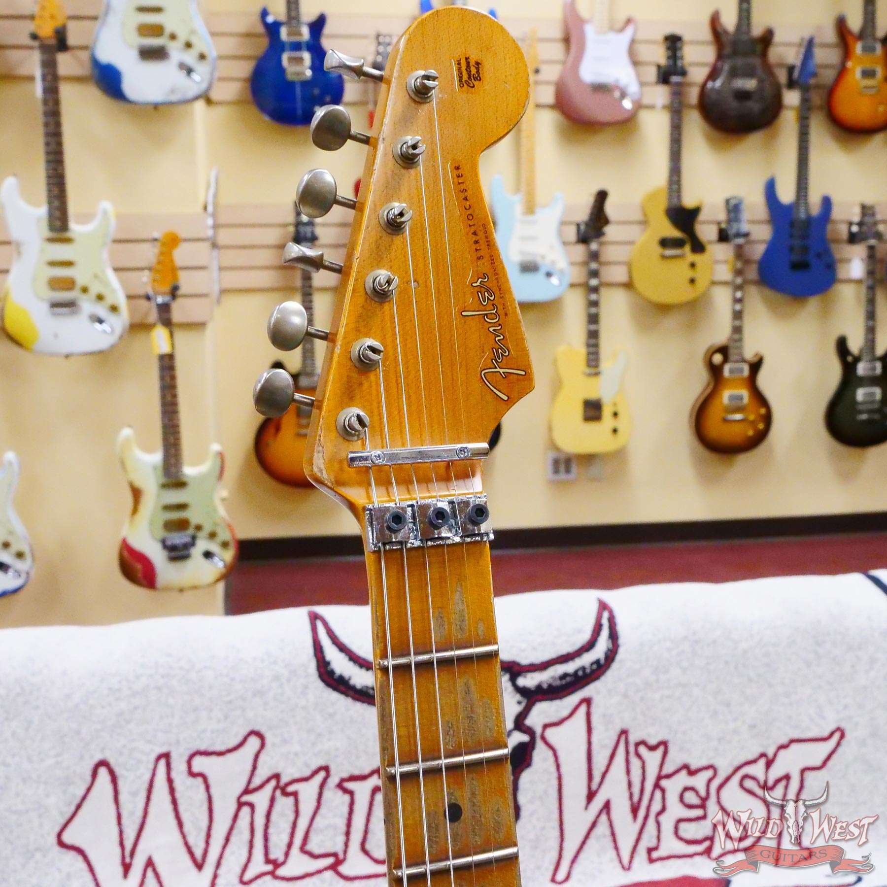 fendercs-wlfr-hsh-mn-r130931-d2__wwg.jpg Fender Custom Shop Wild West White Lightning Stratocaster HSH Floyd Rose Maple Fingerboard Heavy Relic Olympic White over 2 Tone Sunburst - Image 7