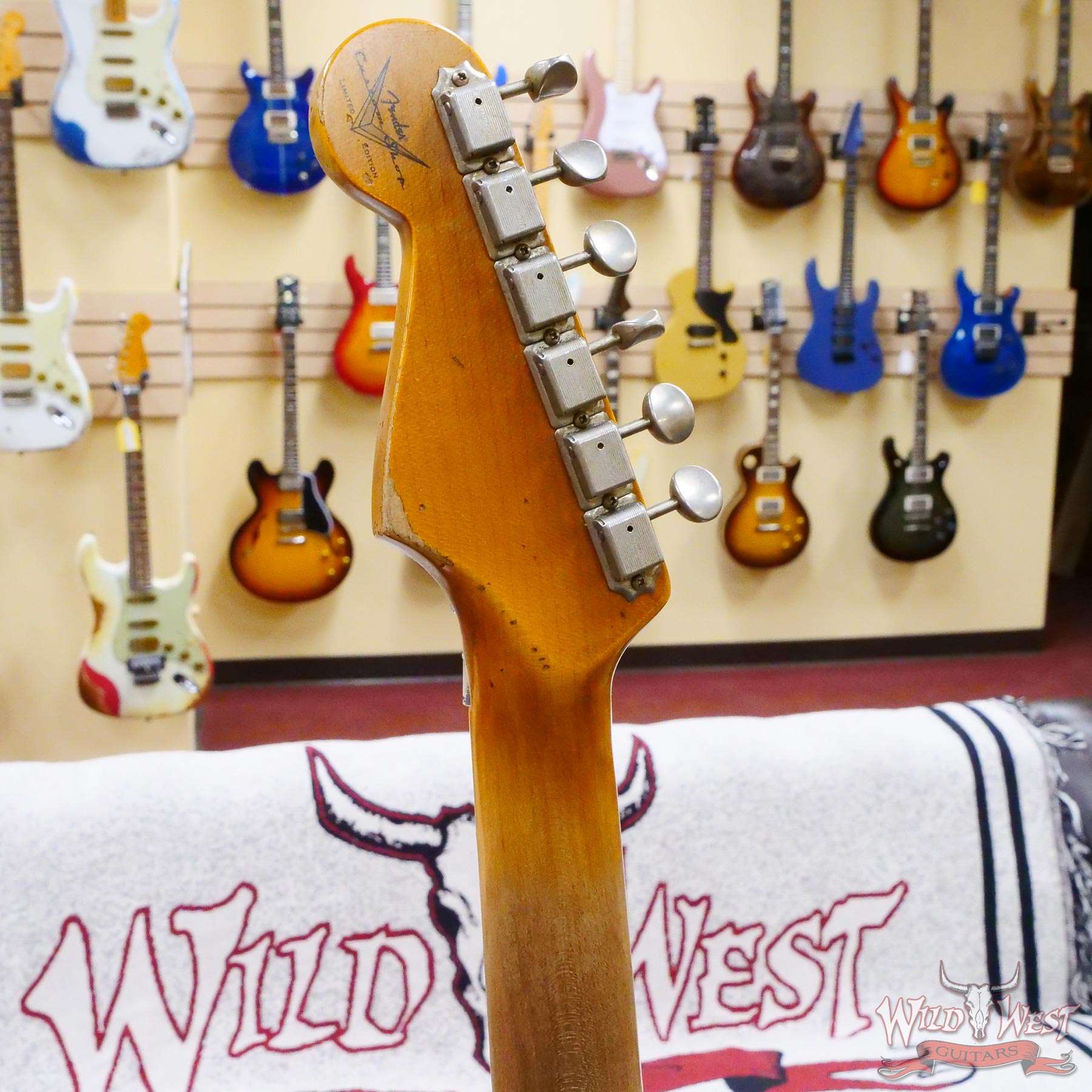 fendercs-wlfr-hsh-mn-r130931-d6__wwg.jpg Fender Custom Shop Wild West White Lightning Stratocaster HSH Floyd Rose Maple Fingerboard Heavy Relic Olympic White over 2 Tone Sunburst - Image 11