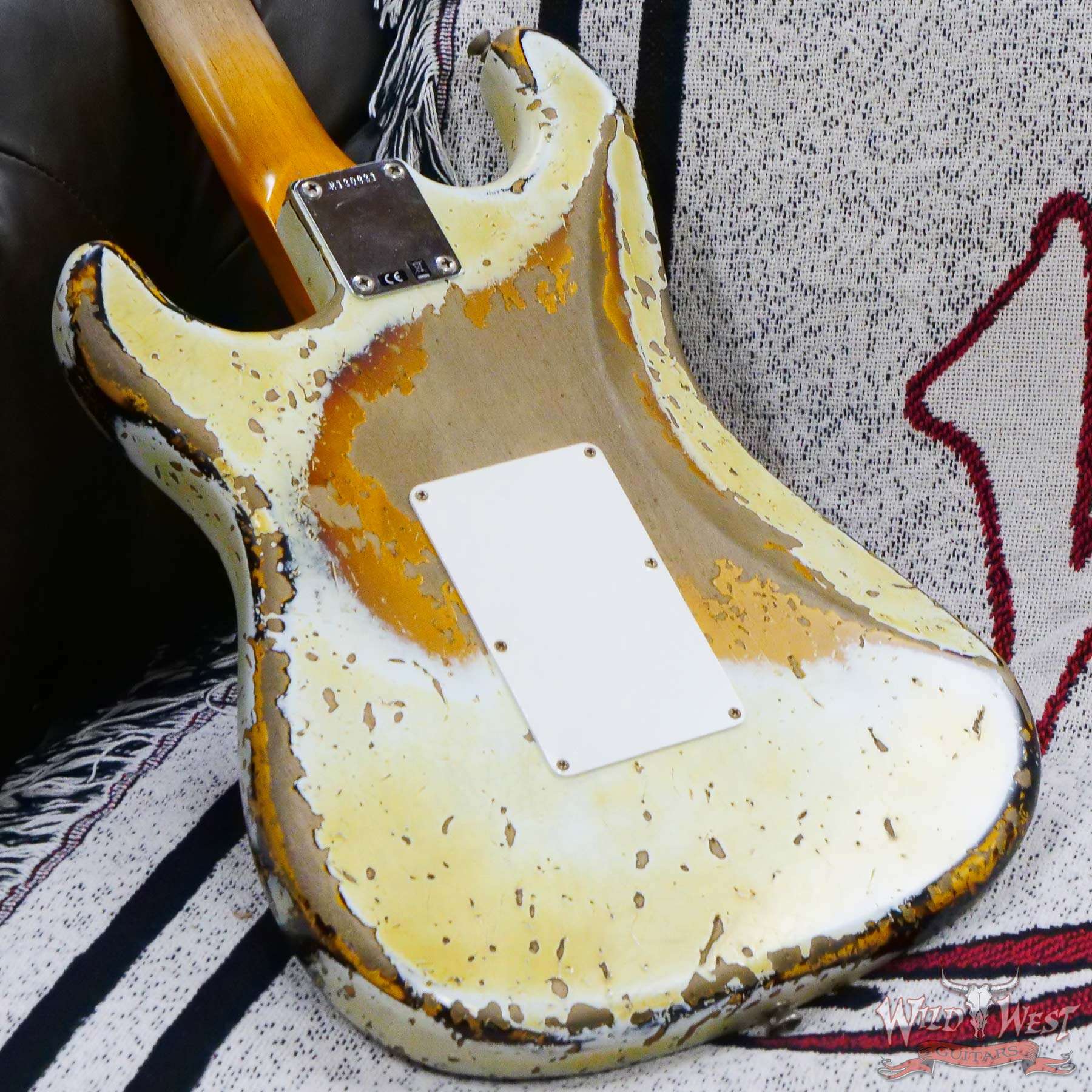 fendercs-wlfr-hsh-mn-r130931-d7__wwg.jpg Fender Custom Shop Wild West White Lightning Stratocaster HSH Floyd Rose Maple Fingerboard Heavy Relic Olympic White over 2 Tone Sunburst - Image 12