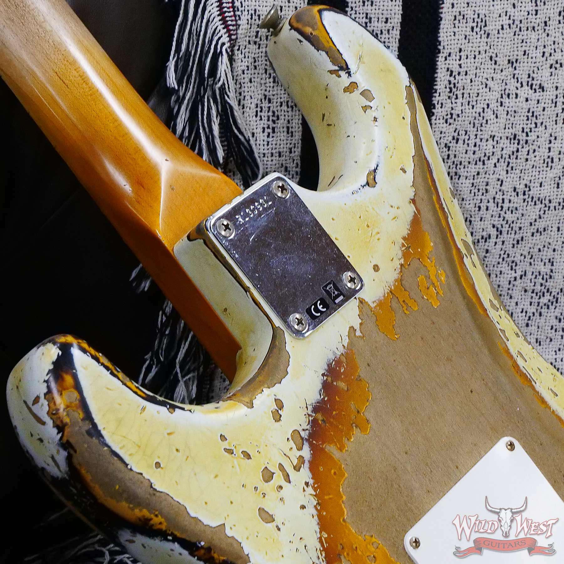 fendercs-wlfr-hsh-mn-r130931-d8__wwg.jpg Fender Custom Shop Wild West White Lightning Stratocaster HSH Floyd Rose Maple Fingerboard Heavy Relic Olympic White over 2 Tone Sunburst - Image 13