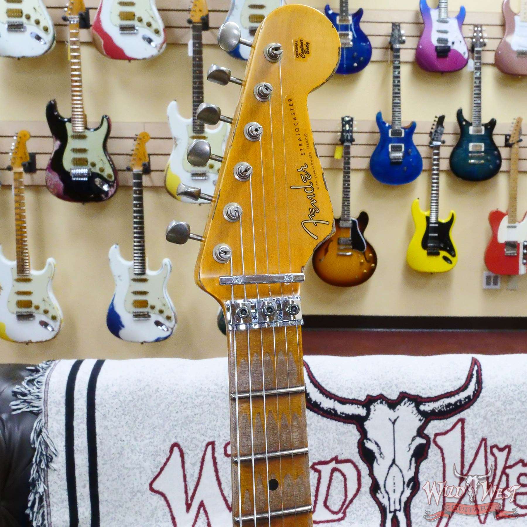 fendercs-wlfr-hsh-r127826-d2__wwg.jpg Fender Custom Shop Wild West White Lightning Stratocaster HSH Floyd Rose Maple Board 22 Frets Heavy Relic Black - Image 7