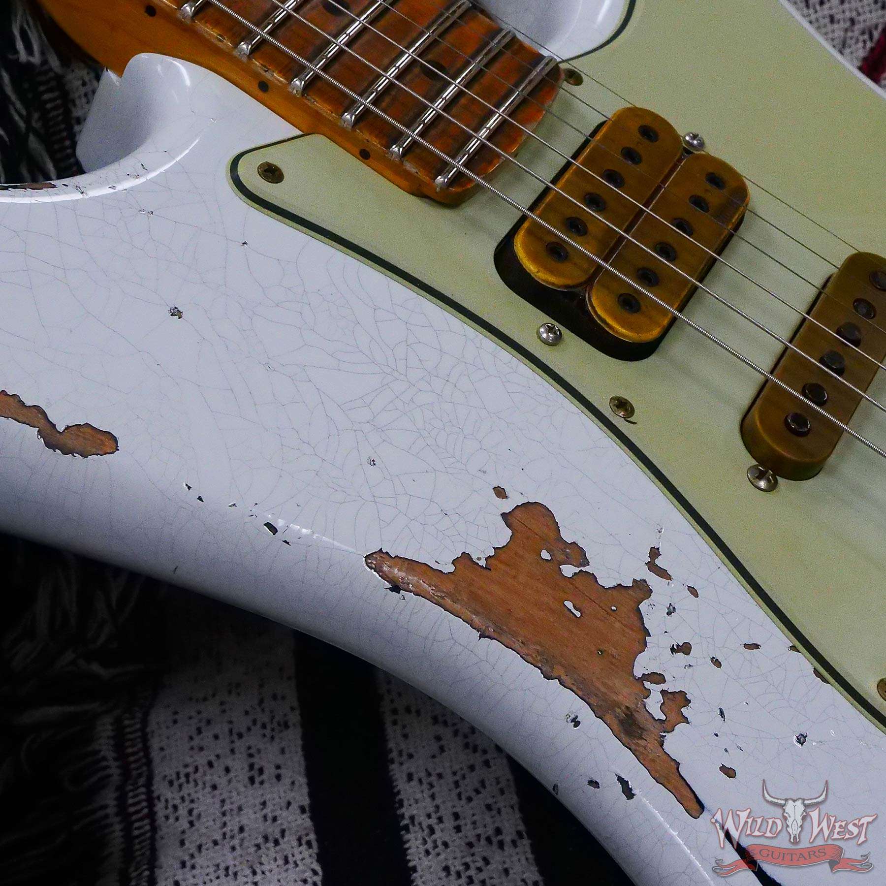 fendercs-wlfr-hsh-r127826-d4__wwg.jpg Fender Custom Shop Wild West White Lightning Stratocaster HSH Floyd Rose Maple Board 22 Frets Heavy Relic Black - Image 9