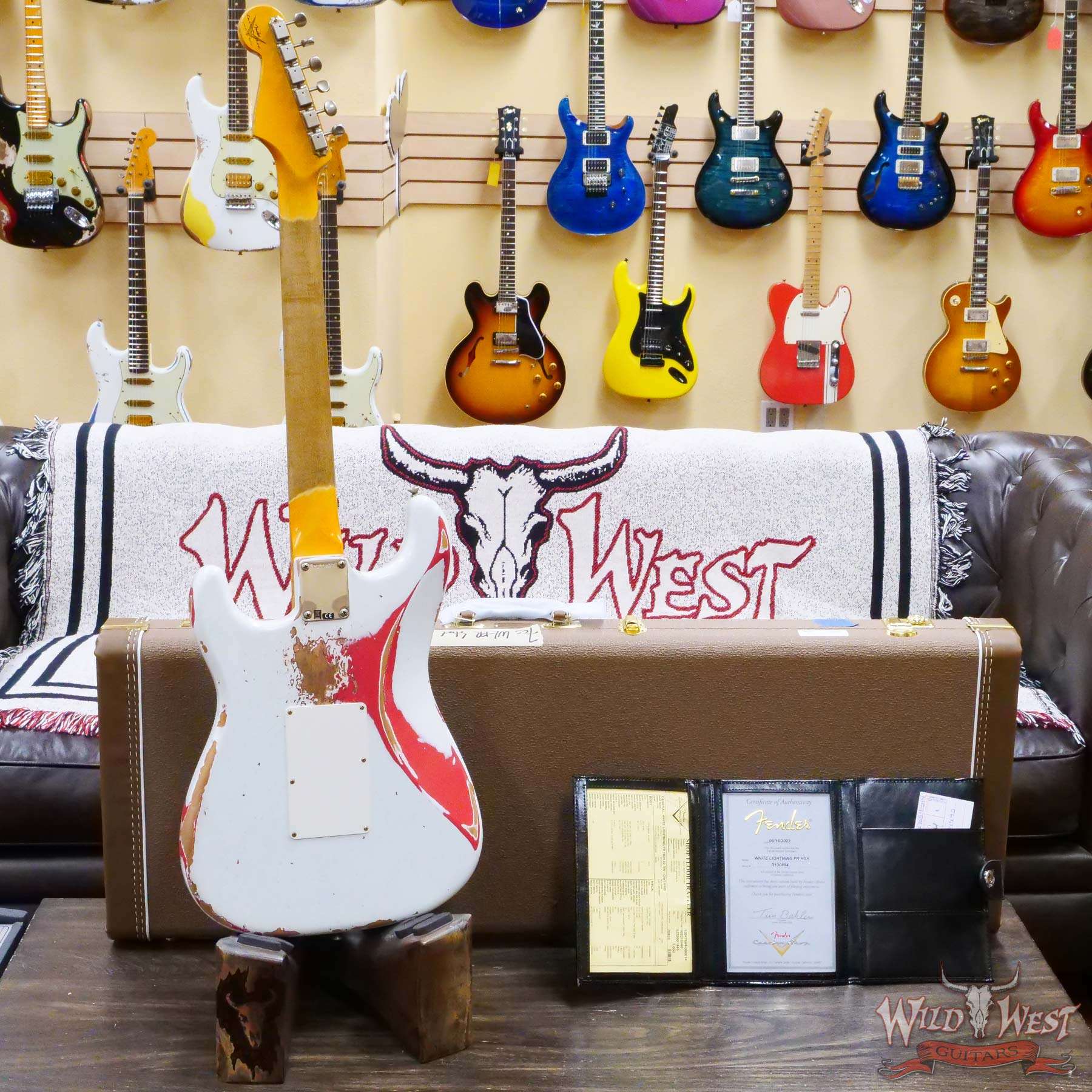 fendercs-wlfr-hsh-r130894-d5__wwg.jpg Fender Custom Shop Wild West White Lightning Stratocaster HSH Floyd Rose Rosewood Board 22 Frets Heavy Relic Fiesta Red - Image 10