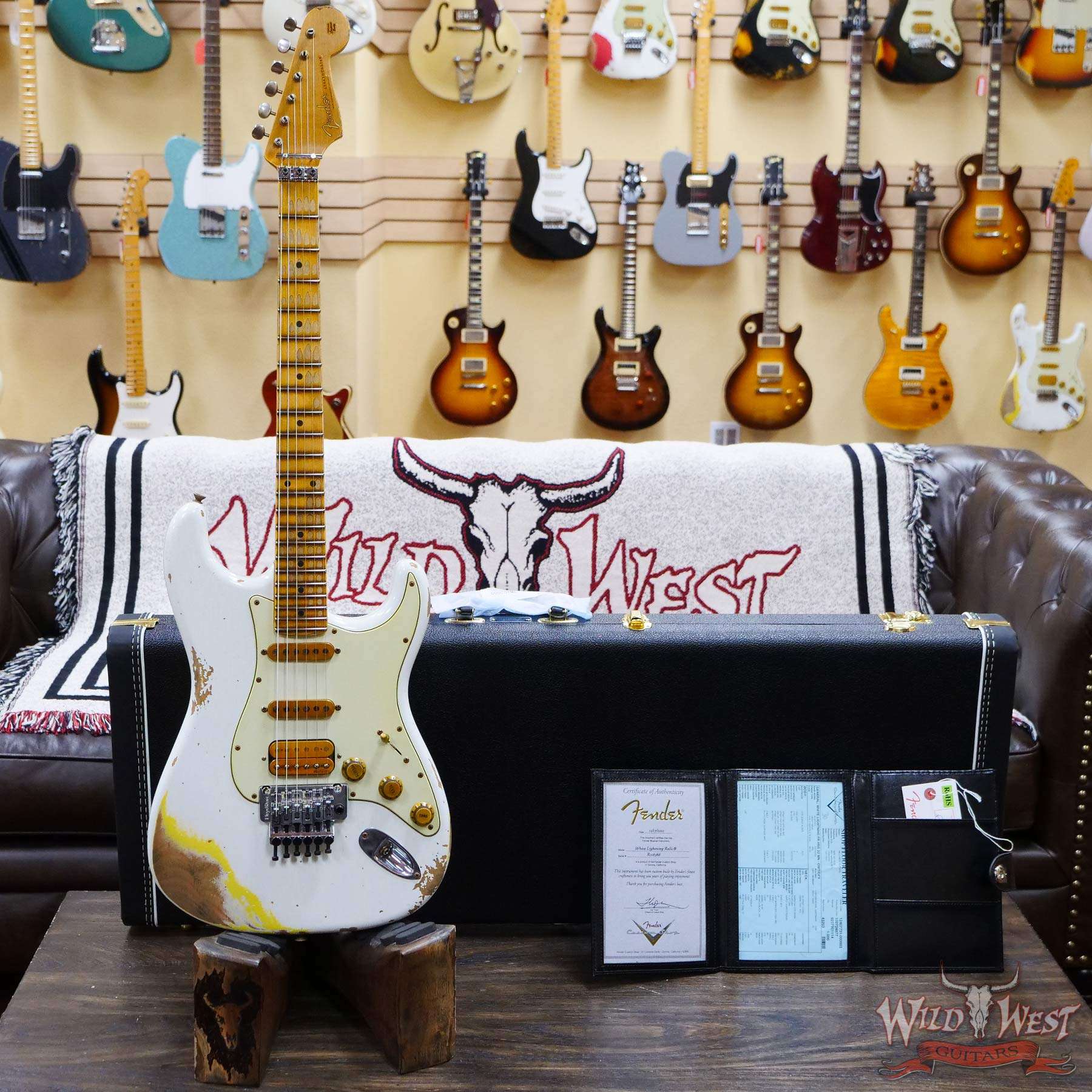 fendercs-wlfr-mn22-gfy-r116566-d1__wwg.jpg Fender Custom Shop Wild West White Lightning Stratocaster HSS Floyd Rose Maple Board 22 Frets Heavy Relic Graffiti Yellow - Image 6
