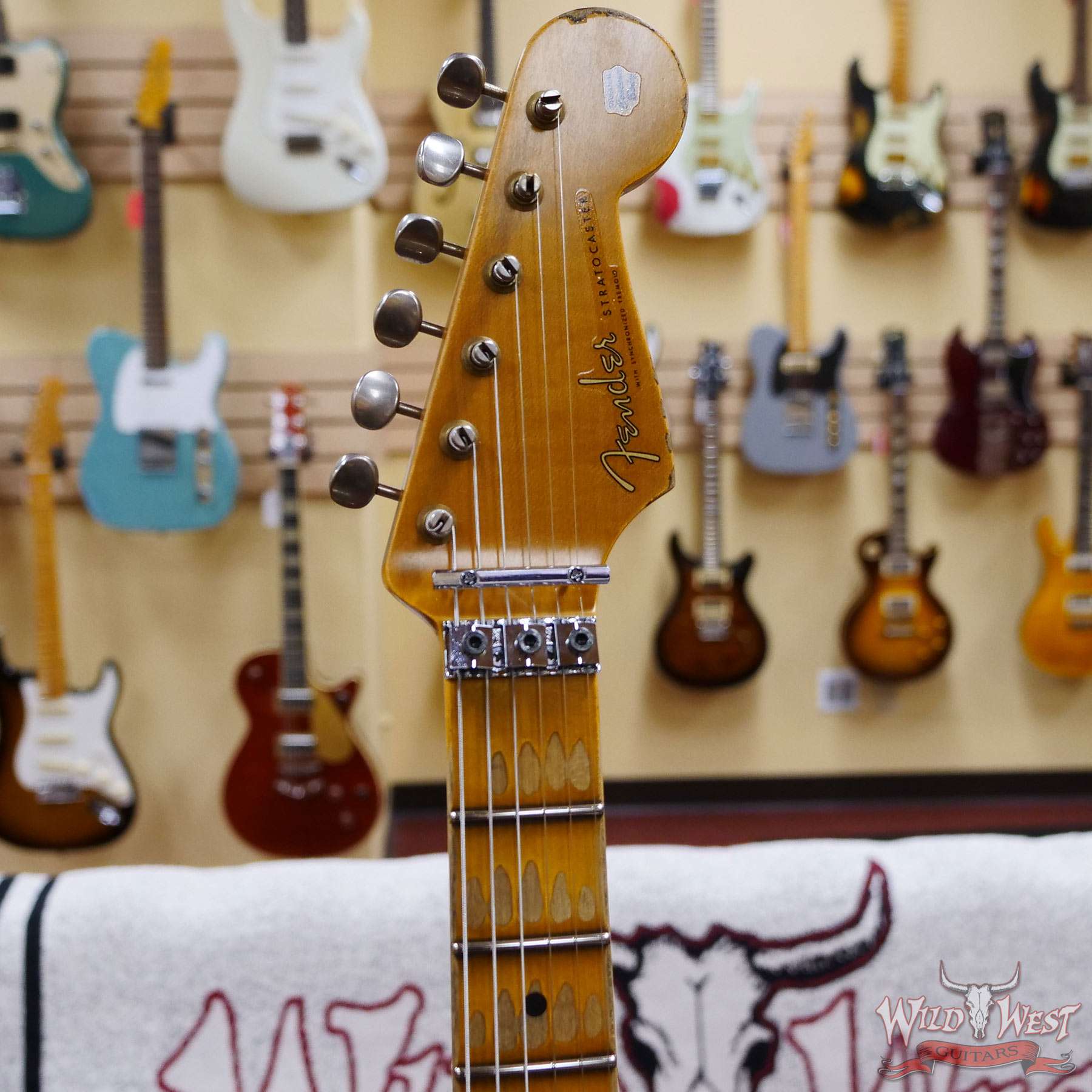 fendercs-wlfr-mn22-gfy-r116566-d2__wwg.jpg Fender Custom Shop Wild West White Lightning Stratocaster HSS Floyd Rose Maple Board 22 Frets Heavy Relic Graffiti Yellow - Image 7