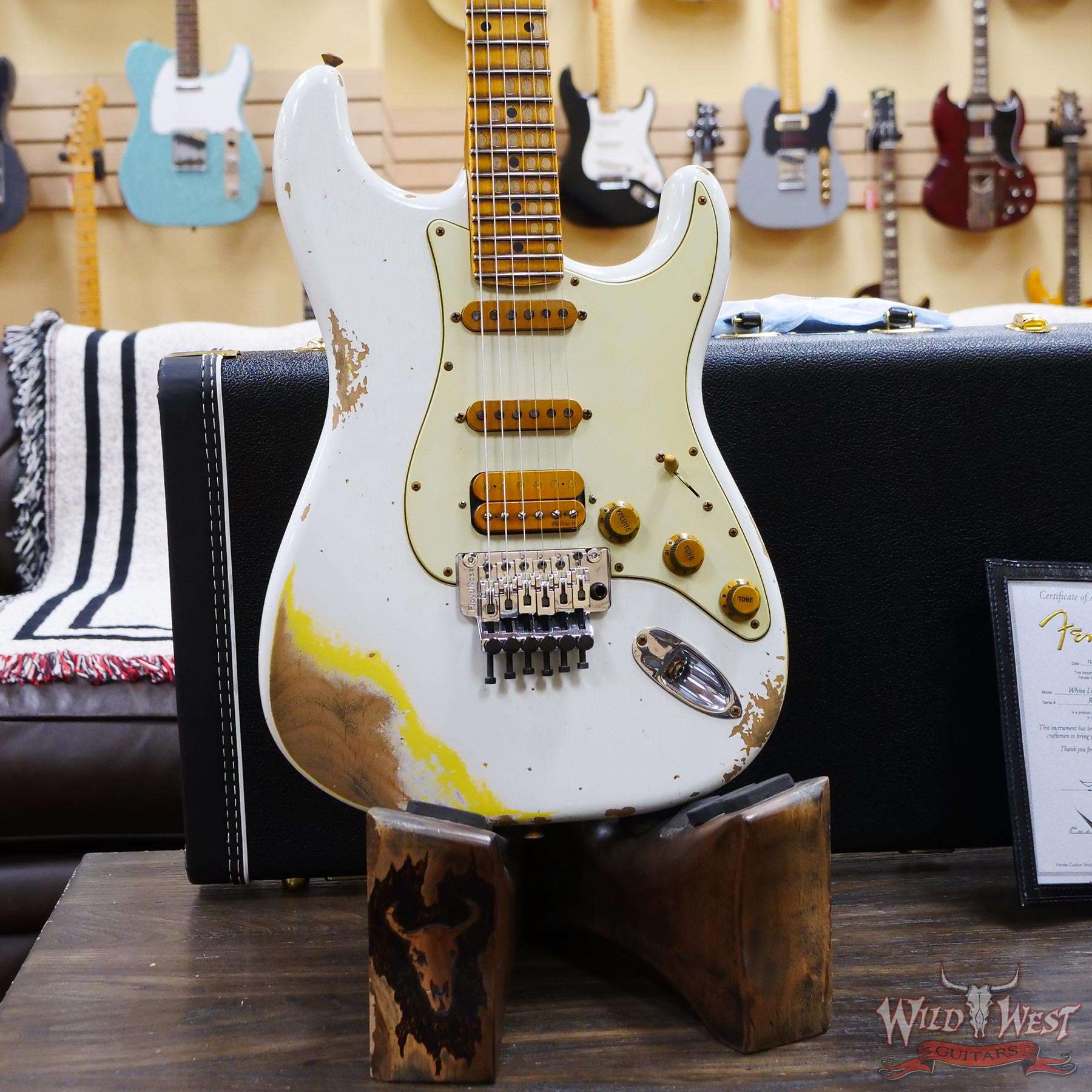 fendercs-wlfr-mn22-gfy-r116566-d3__wwg.jpg Fender Custom Shop Wild West White Lightning Stratocaster HSS Floyd Rose Maple Board 22 Frets Heavy Relic Graffiti Yellow - Image 8