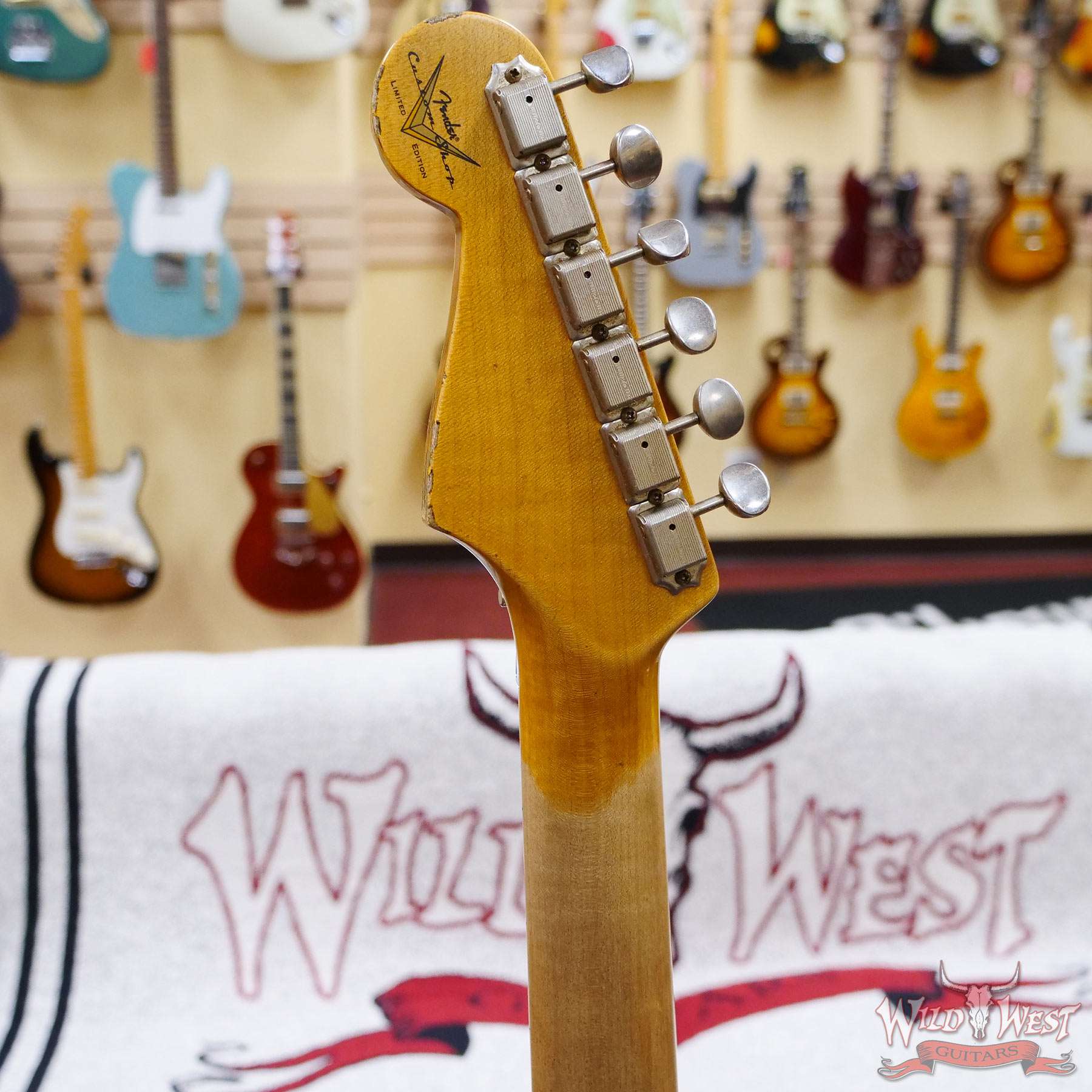 fendercs-wlfr-mn22-gfy-r116566-d5__wwg.jpg Fender Custom Shop Wild West White Lightning Stratocaster HSS Floyd Rose Maple Board 22 Frets Heavy Relic Graffiti Yellow - Image 10