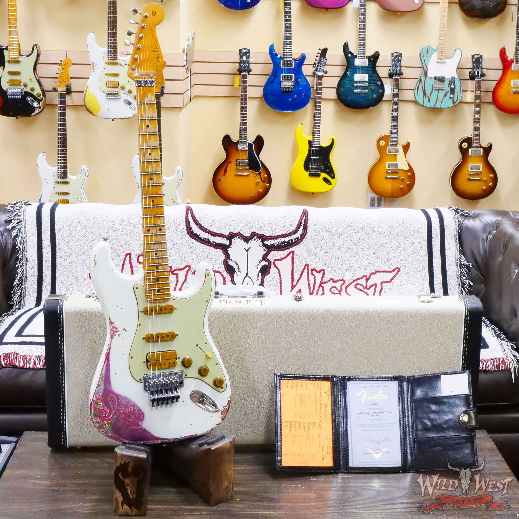 fendercs-wlfr-ppsly-r117779-d1__wwg.jpg Fender Custom Shop Wild West White Lightning Stratocaster HSS Floyd Rose Maple Board 22 Frets Heavy Relic Pink Paisley - Image 6