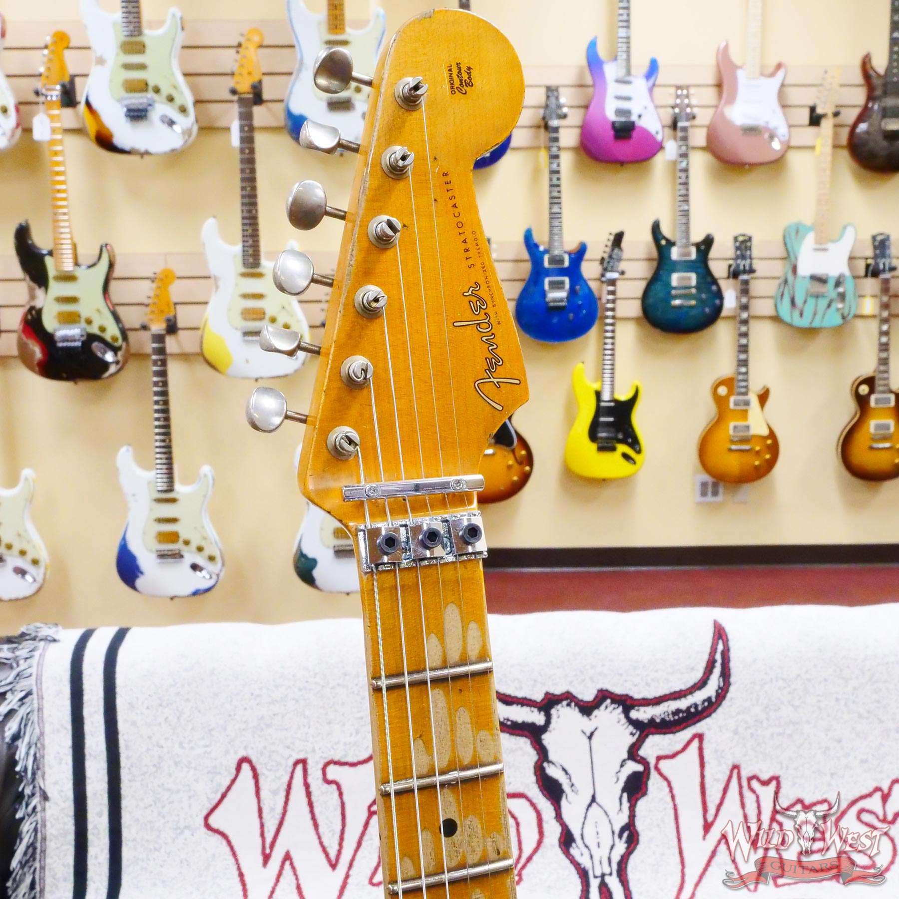 fendercs-wlfr-ppsly-r117779-d2__wwg.jpg Fender Custom Shop Wild West White Lightning Stratocaster HSS Floyd Rose Maple Board 22 Frets Heavy Relic Pink Paisley - Image 7