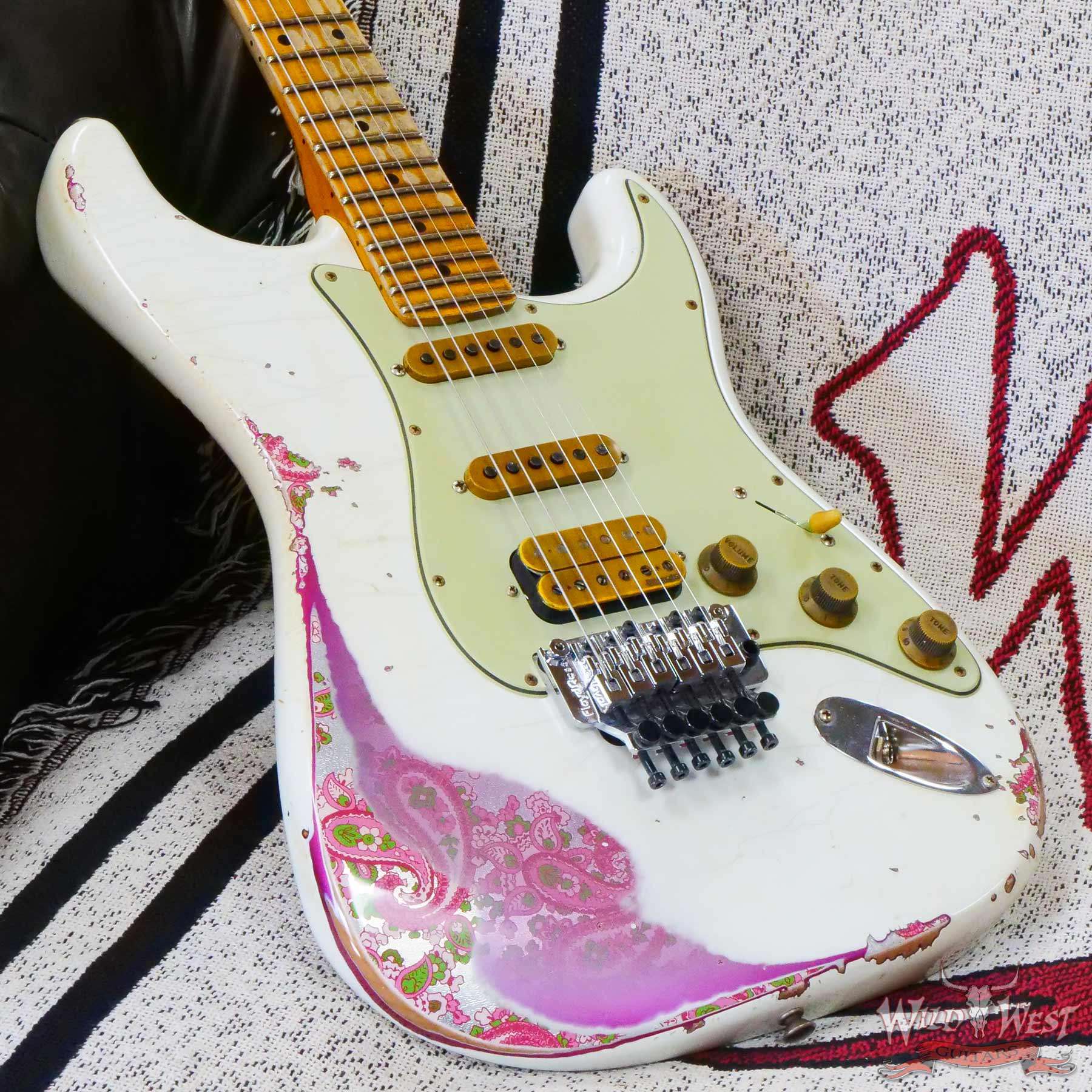 fendercs-wlfr-ppsly-r117779-d3__wwg.jpg Fender Custom Shop Wild West White Lightning Stratocaster HSS Floyd Rose Maple Board 22 Frets Heavy Relic Pink Paisley - Image 8