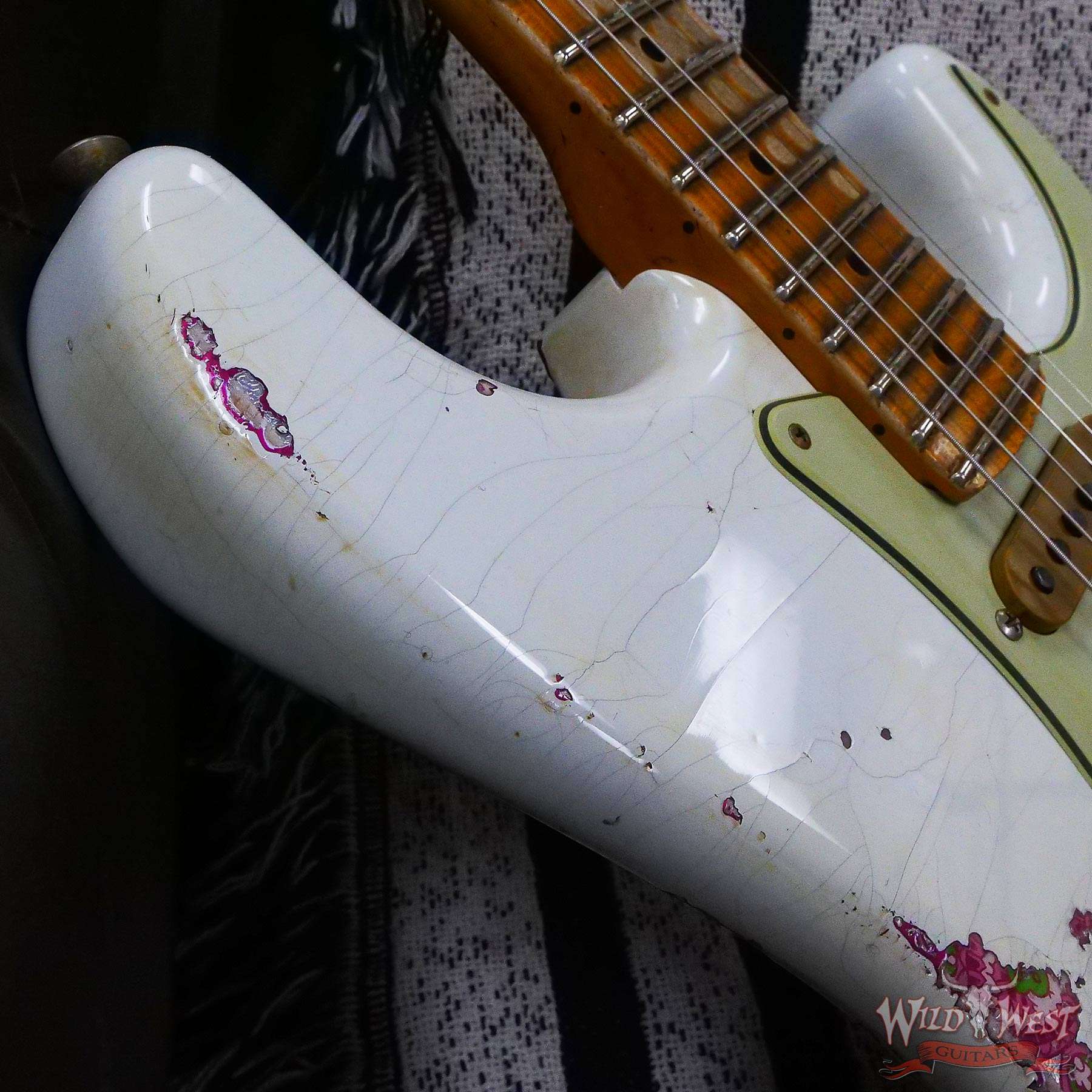 fendercs-wlfr-ppsly-r117779-d4__wwg.jpg Fender Custom Shop Wild West White Lightning Stratocaster HSS Floyd Rose Maple Board 22 Frets Heavy Relic Pink Paisley - Image 9