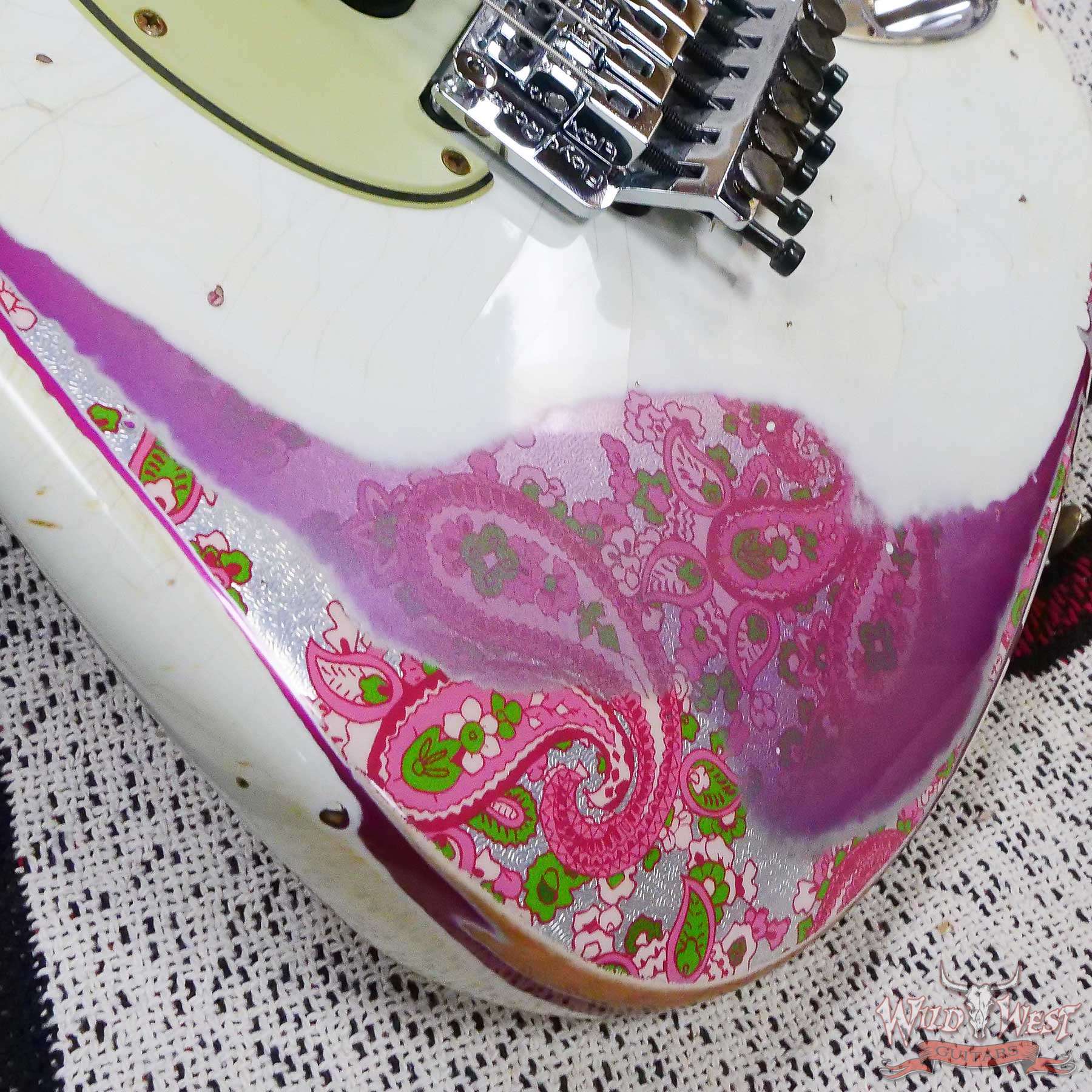 fendercs-wlfr-ppsly-r117779-d5__wwg.jpg Fender Custom Shop Wild West White Lightning Stratocaster HSS Floyd Rose Maple Board 22 Frets Heavy Relic Pink Paisley - Image 10