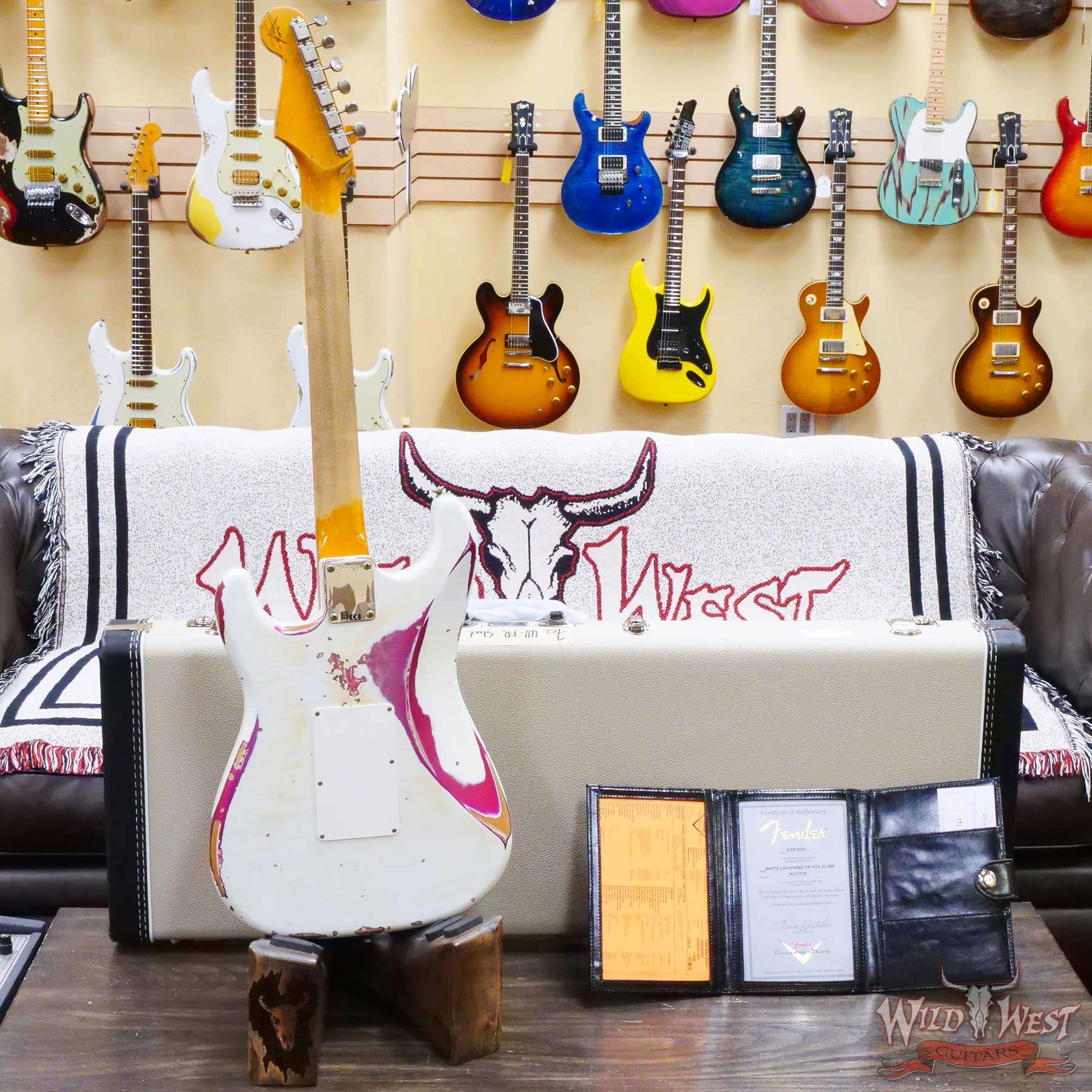 fendercs-wlfr-ppsly-r117779-d6__wwg.jpg Fender Custom Shop Wild West White Lightning Stratocaster HSS Floyd Rose Maple Board 22 Frets Heavy Relic Pink Paisley - Image 11