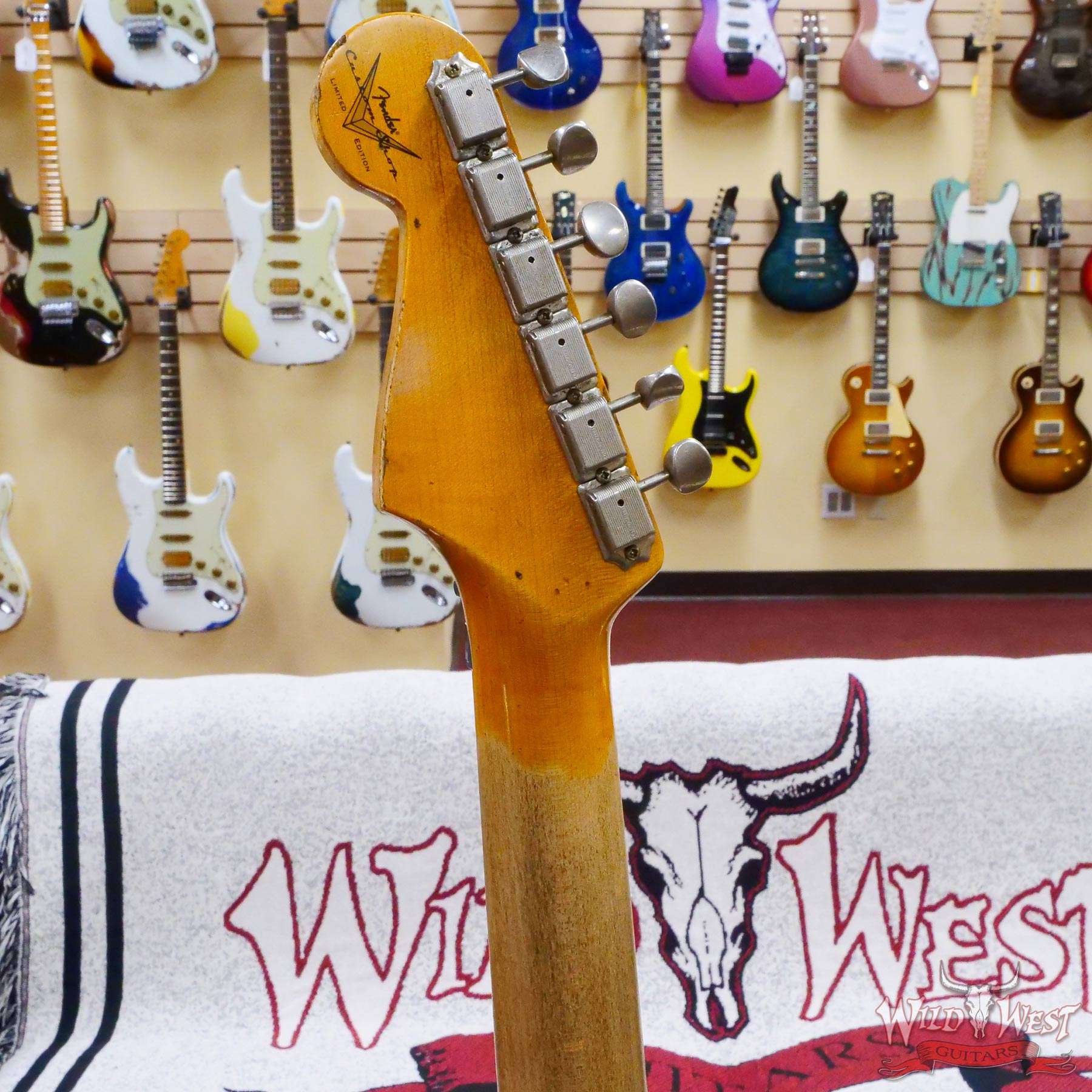 fendercs-wlfr-ppsly-r117779-d7__wwg.jpg Fender Custom Shop Wild West White Lightning Stratocaster HSS Floyd Rose Maple Board 22 Frets Heavy Relic Pink Paisley - Image 12