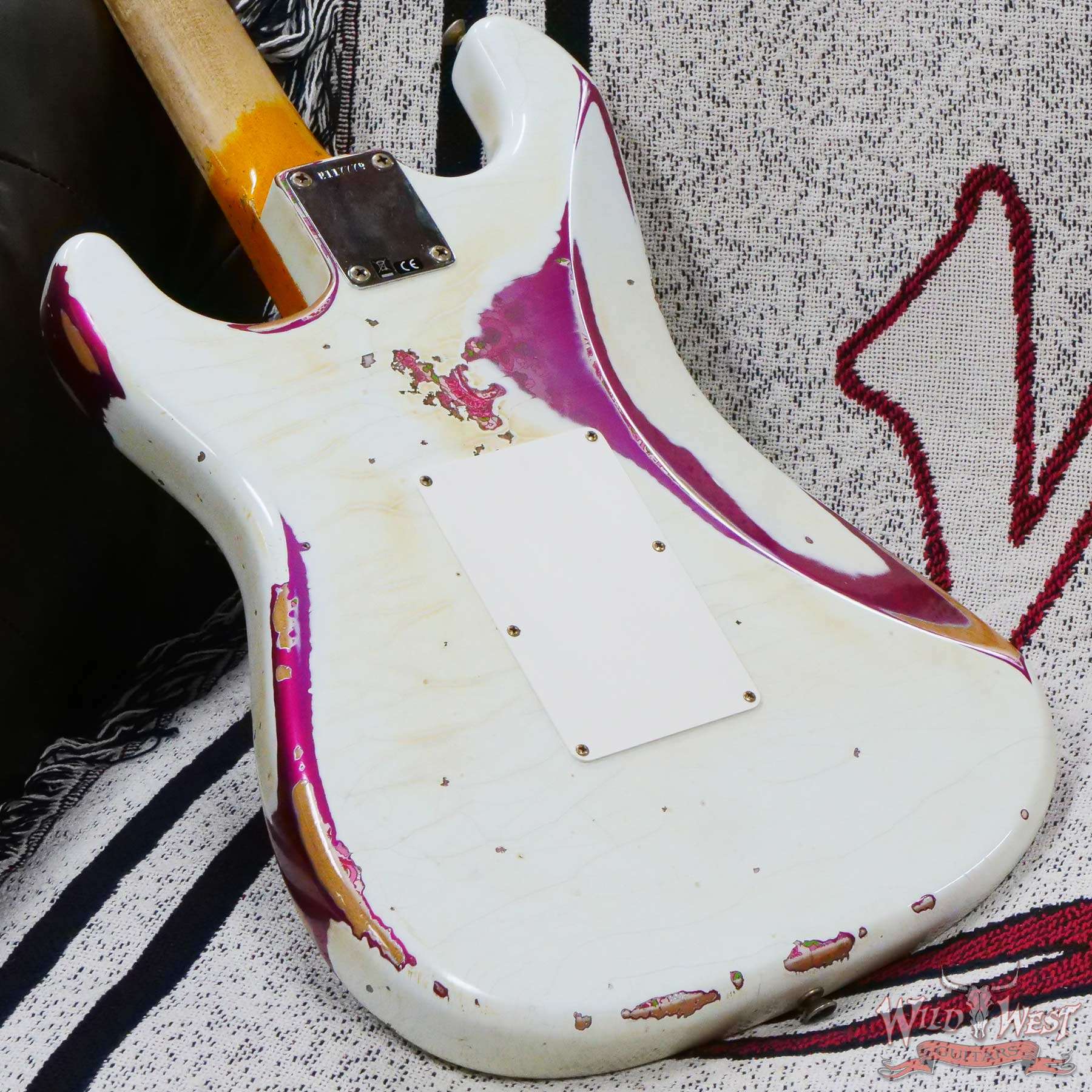 fendercs-wlfr-ppsly-r117779-d8__wwg.jpg Fender Custom Shop Wild West White Lightning Stratocaster HSS Floyd Rose Maple Board 22 Frets Heavy Relic Pink Paisley - Image 13