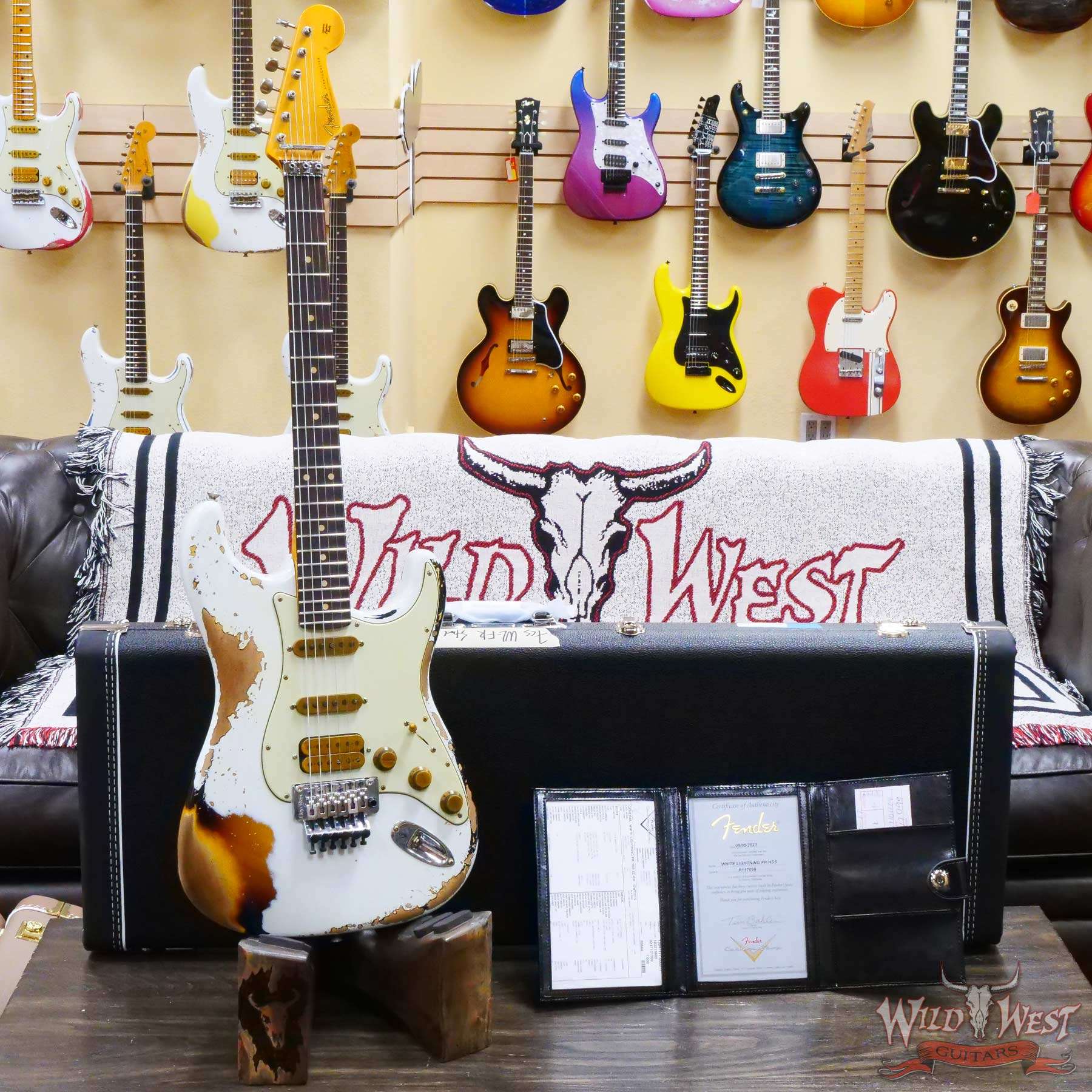 fendercs-wlfr-r117099-d1__wwg.jpg Fender Custom Shop Wild West White Lightning Stratocaster HSS Floyd Rose Rosewood Board 22 Frets Heavy Relic 3 Tone Sunburst - Image 6