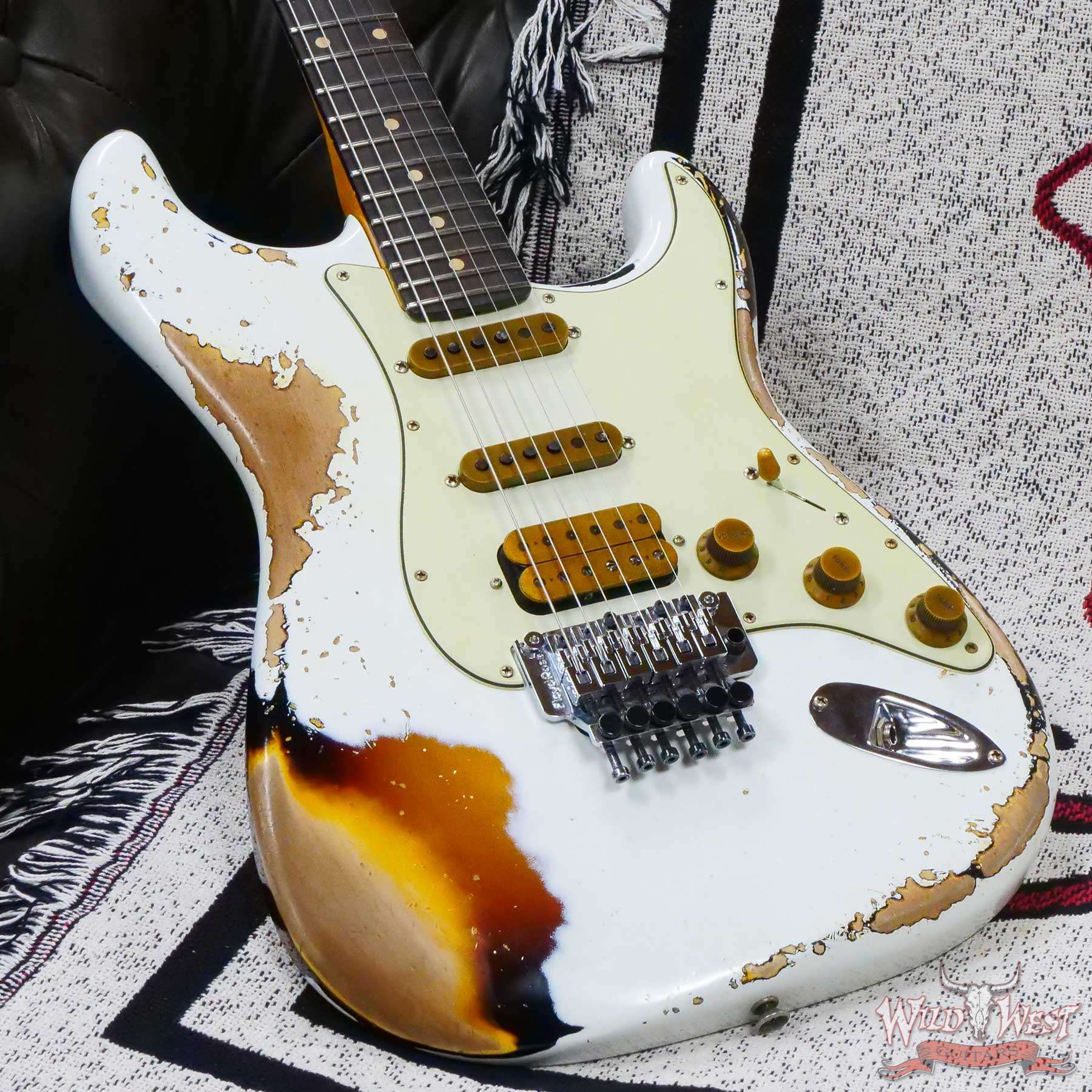 fendercs-wlfr-r117099-d3__wwg.jpg Fender Custom Shop Wild West White Lightning Stratocaster HSS Floyd Rose Rosewood Board 22 Frets Heavy Relic 3 Tone Sunburst - Image 8