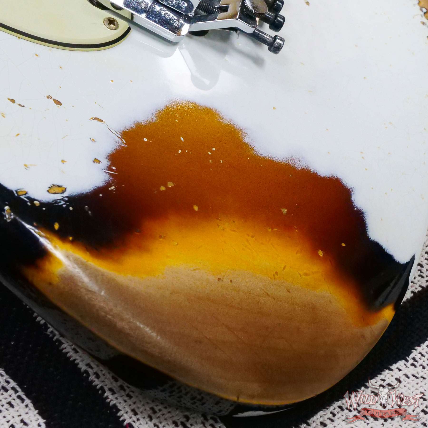 fendercs-wlfr-r117099-d4__wwg.jpg Fender Custom Shop Wild West White Lightning Stratocaster HSS Floyd Rose Rosewood Board 22 Frets Heavy Relic 3 Tone Sunburst - Image 9