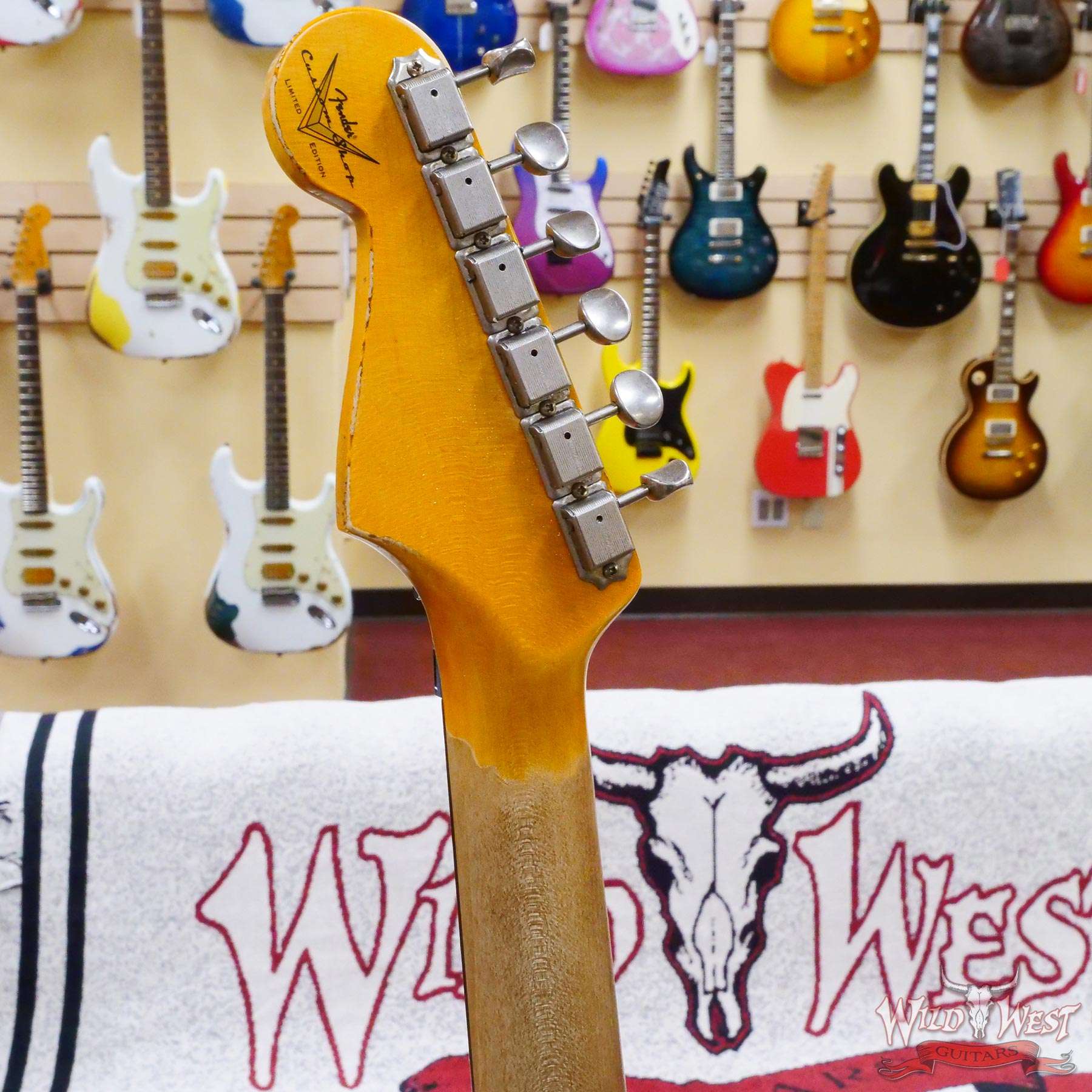 fendercs-wlfr-r117099-d6__wwg.jpg Fender Custom Shop Wild West White Lightning Stratocaster HSS Floyd Rose Rosewood Board 22 Frets Heavy Relic 3 Tone Sunburst - Image 11