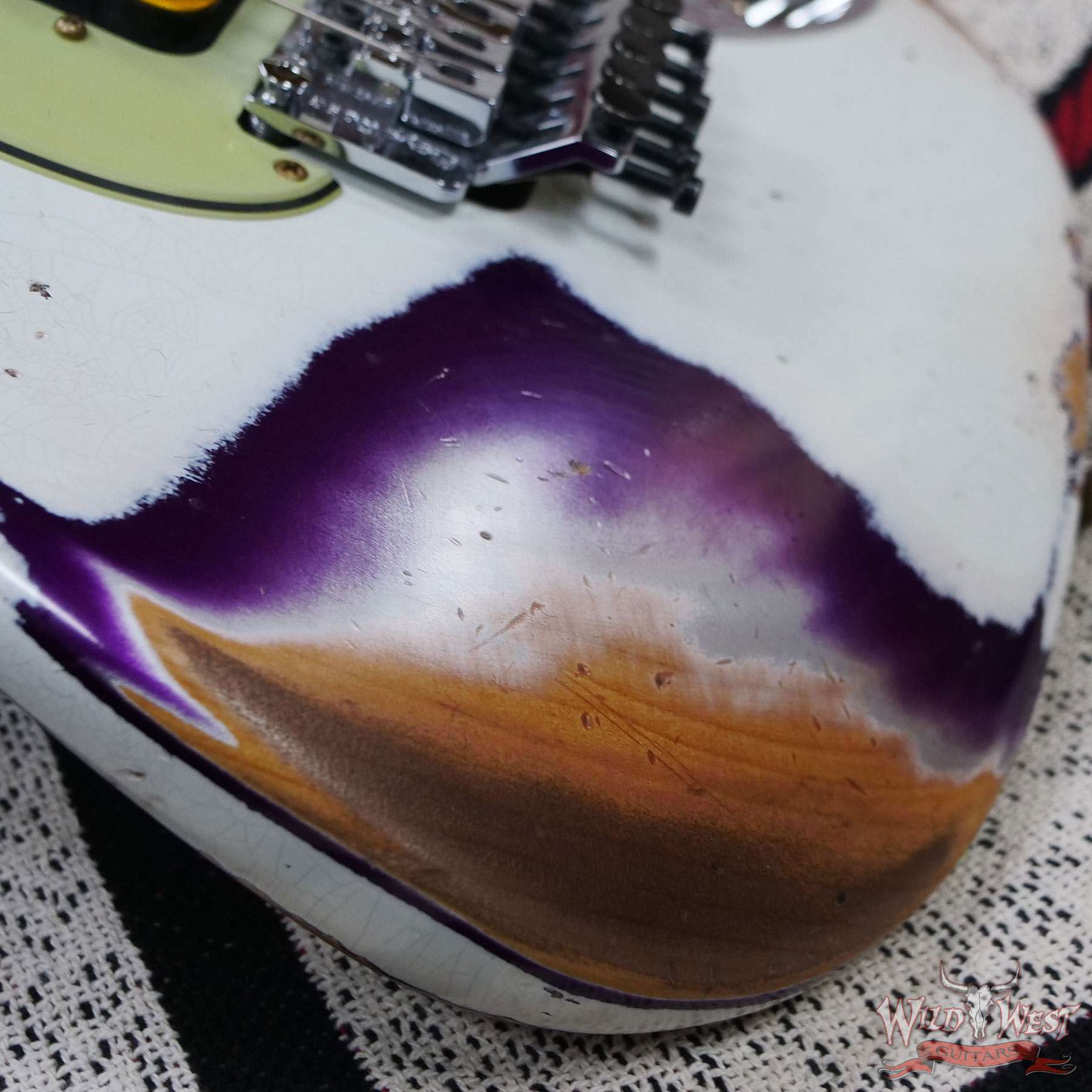 fendercs-wlfr-r125397-d5__wwg-1.jpg Fender Custom Shop Wild West White Lightning Stratocaster HSS Floyd Rose Rosewood Board 22 Frets Heavy Relic Purple Metallic - Image 10