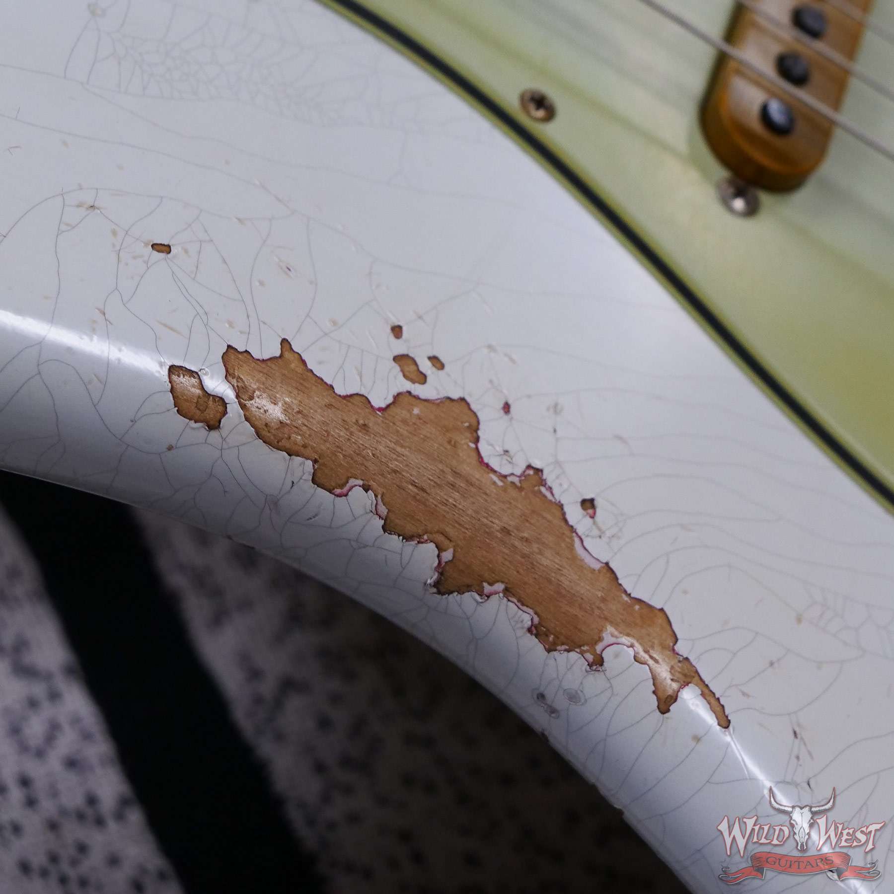 fendercs-wlfr-r125407-d4__wwg.jpg Fender Custom Shop Wild West White Lightning Stratocaster HSS Floyd Rose Maple Board 22 Frets Heavy Relic Fiesta Red - Image 9