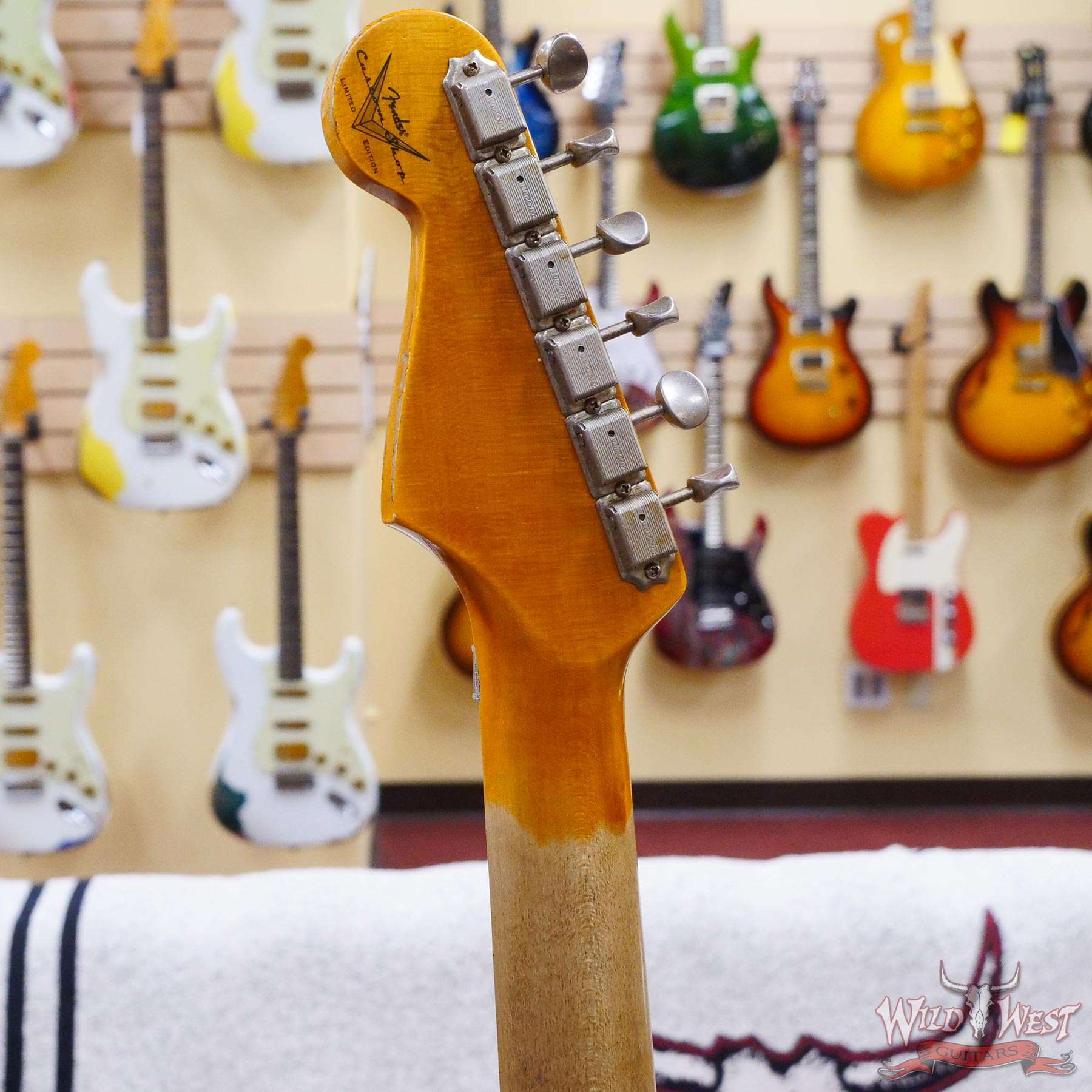 fendercs-wlfr-r125407-d6__wwg.jpg Fender Custom Shop Wild West White Lightning Stratocaster HSS Floyd Rose Maple Board 22 Frets Heavy Relic Fiesta Red - Image 11
