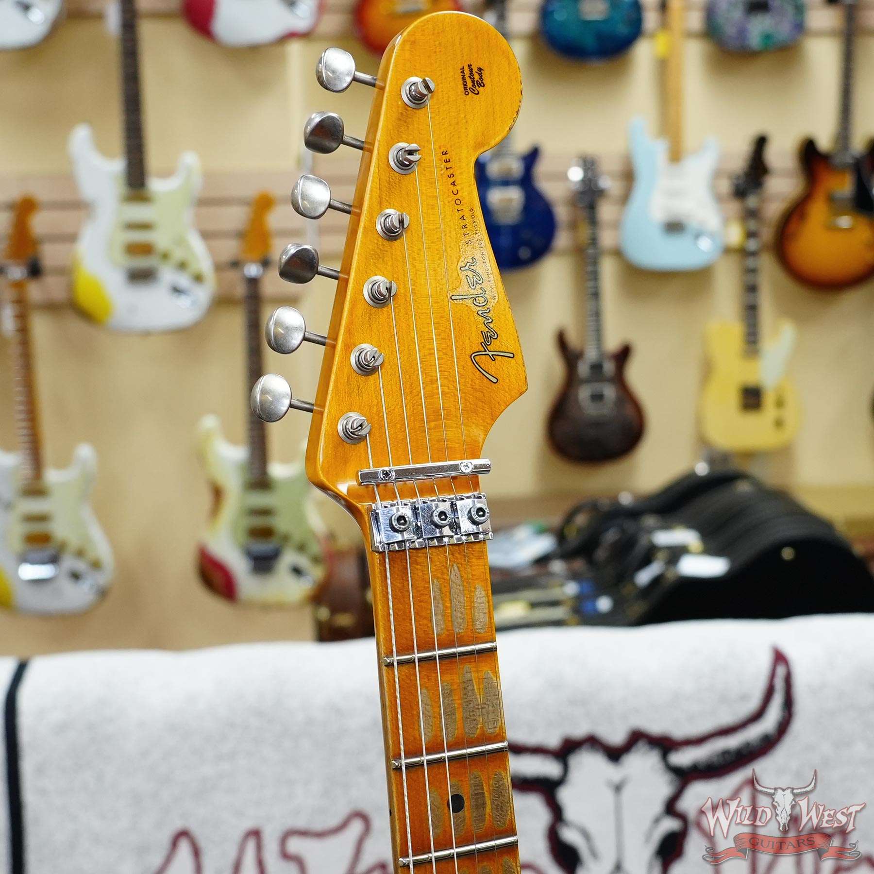 fendercs-wlfr-r127295-d2__wwg.jpg Fender Custom Shop Wild West White Lightning Stratocaster HSS Floyd Rose Maple Board 22 Frets Heavy Relic 2 Tone Sunburst 7.95 LBS - Image 7