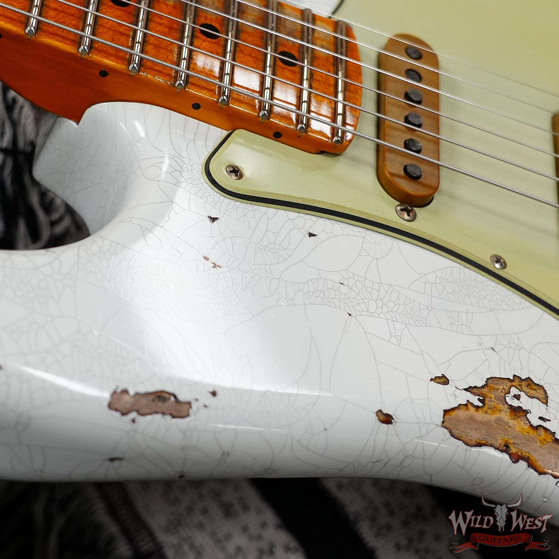 fendercs-wlfr-r127295-d4__wwg.jpg Fender Custom Shop Wild West White Lightning Stratocaster HSS Floyd Rose Maple Board 22 Frets Heavy Relic 2 Tone Sunburst 7.95 LBS - Image 9