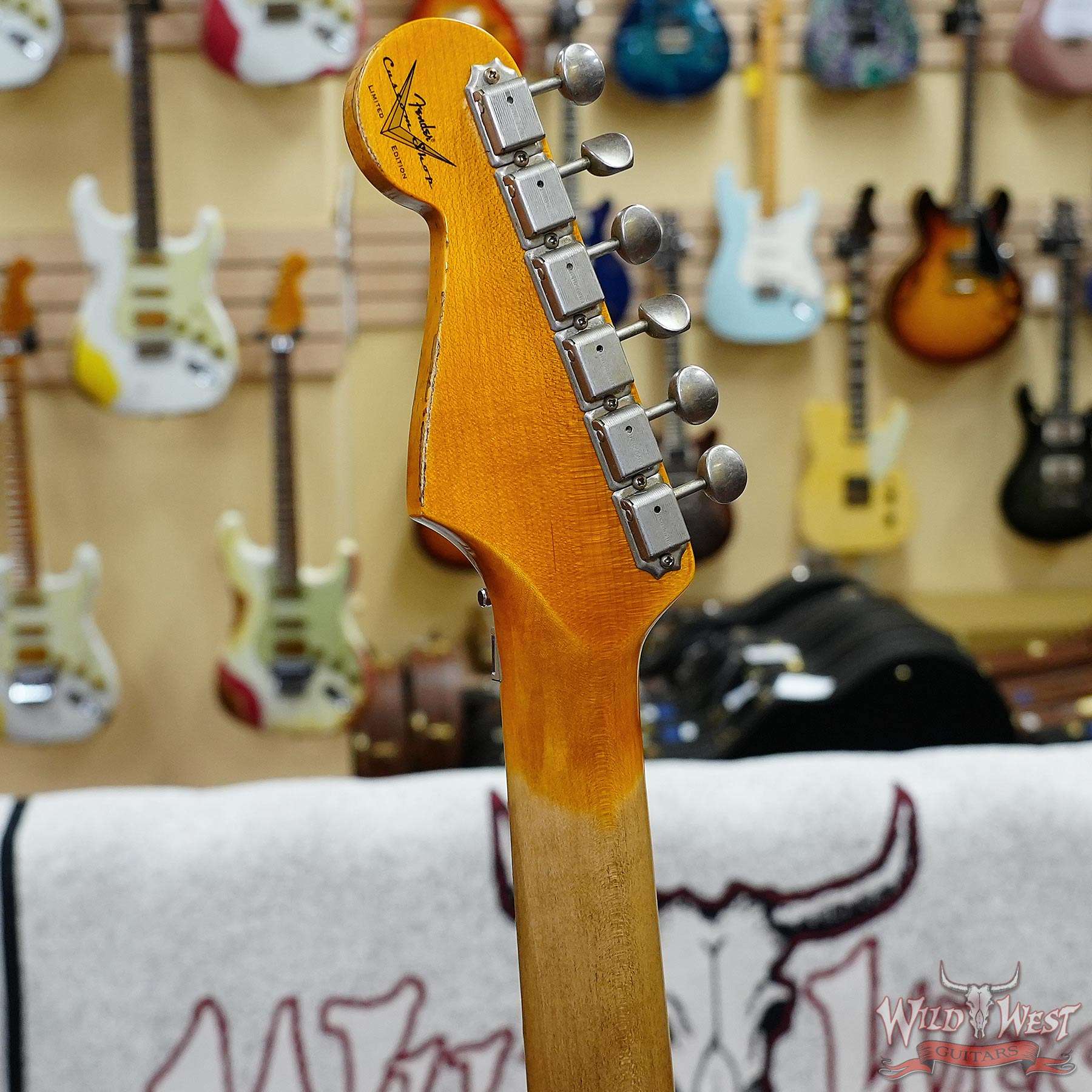 fendercs-wlfr-r127295-d6__wwg.jpg Fender Custom Shop Wild West White Lightning Stratocaster HSS Floyd Rose Maple Board 22 Frets Heavy Relic 2 Tone Sunburst 7.95 LBS - Image 11