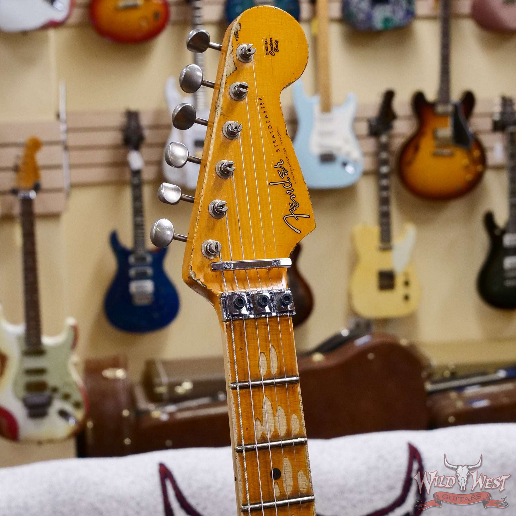 fendercs-wlfr-r130866-d2__wwg.jpg Fender Custom Shop Wild West White Lightning Stratocaster HSS Floyd Rose Maple Board 22 Frets Heavy Relic Pink Paisley 8.05 LBS - Image 7