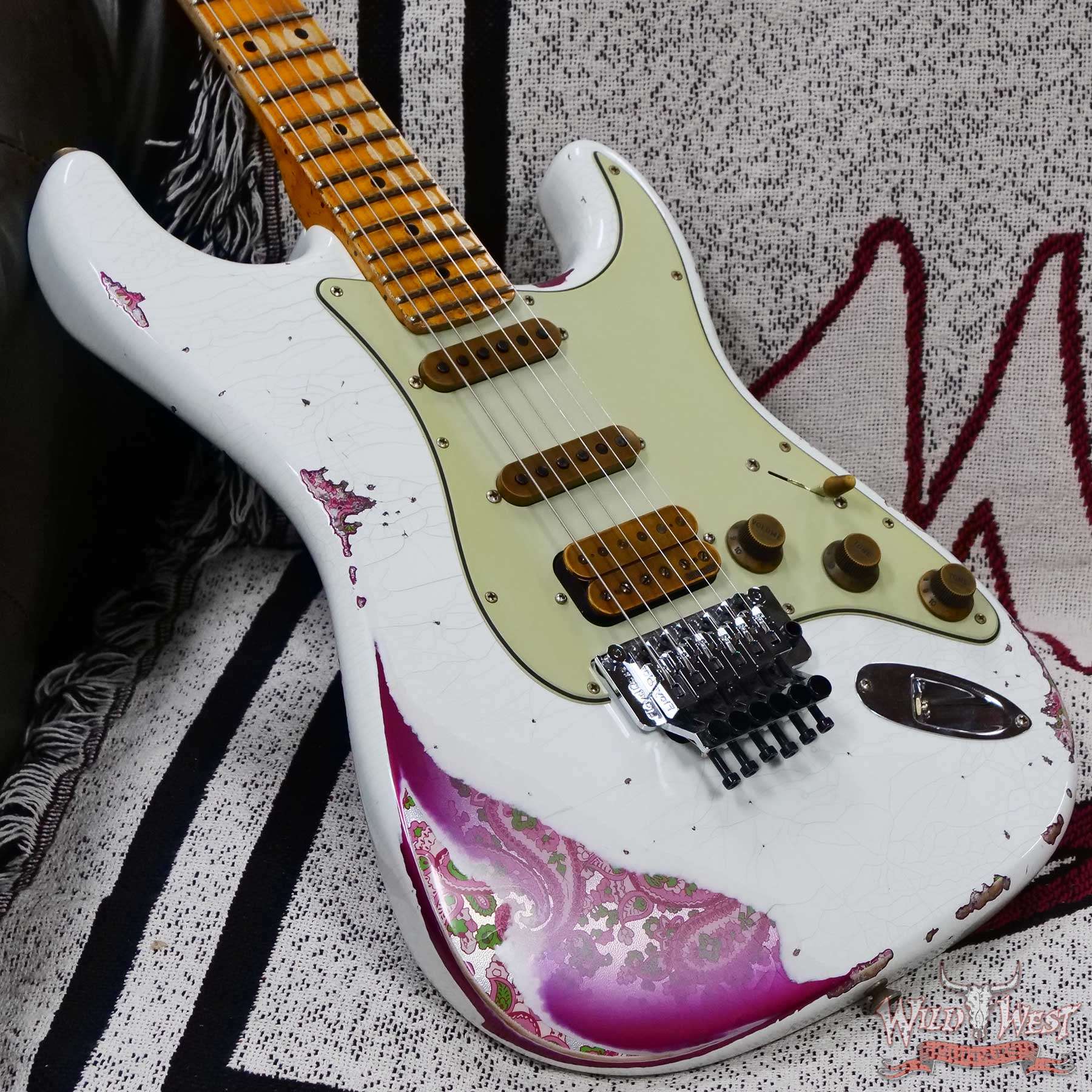 fendercs-wlfr-r130866-d3__wwg.jpg Fender Custom Shop Wild West White Lightning Stratocaster HSS Floyd Rose Maple Board 22 Frets Heavy Relic Pink Paisley 8.05 LBS - Image 8