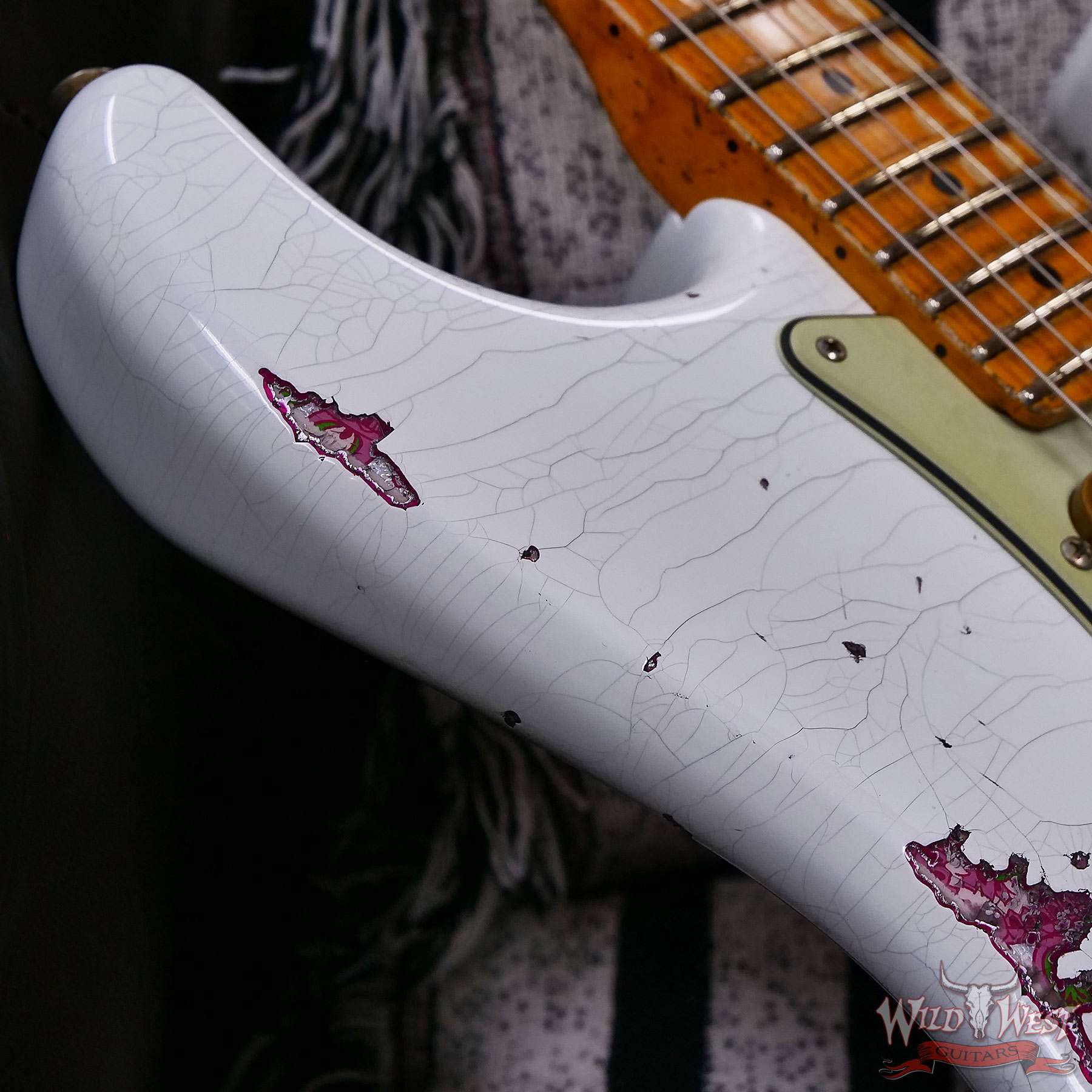 fendercs-wlfr-r130866-d4__wwg.jpg Fender Custom Shop Wild West White Lightning Stratocaster HSS Floyd Rose Maple Board 22 Frets Heavy Relic Pink Paisley 8.05 LBS - Image 9