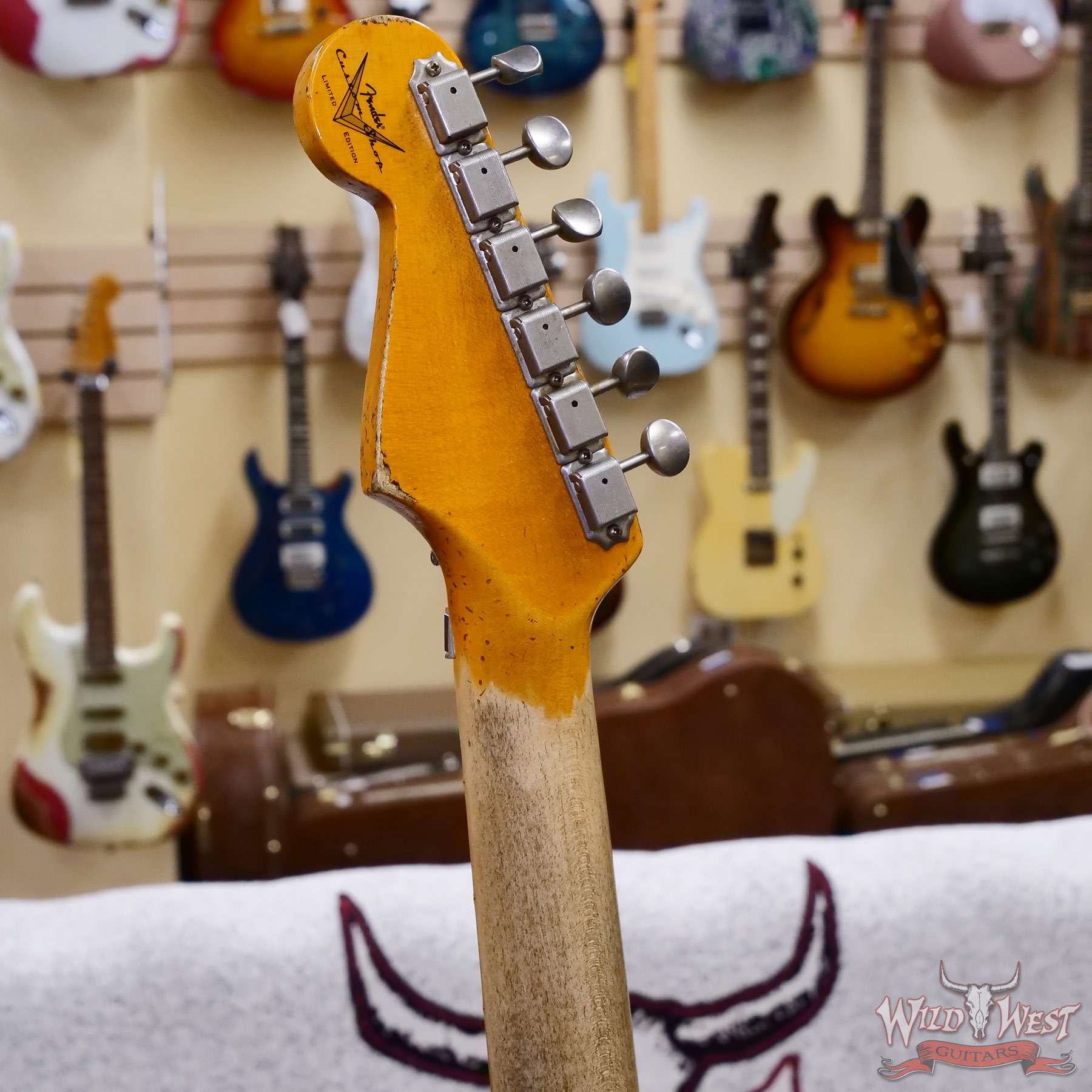 fendercs-wlfr-r130866-d6__wwg.jpg Fender Custom Shop Wild West White Lightning Stratocaster HSS Floyd Rose Maple Board 22 Frets Heavy Relic Pink Paisley 8.05 LBS - Image 11